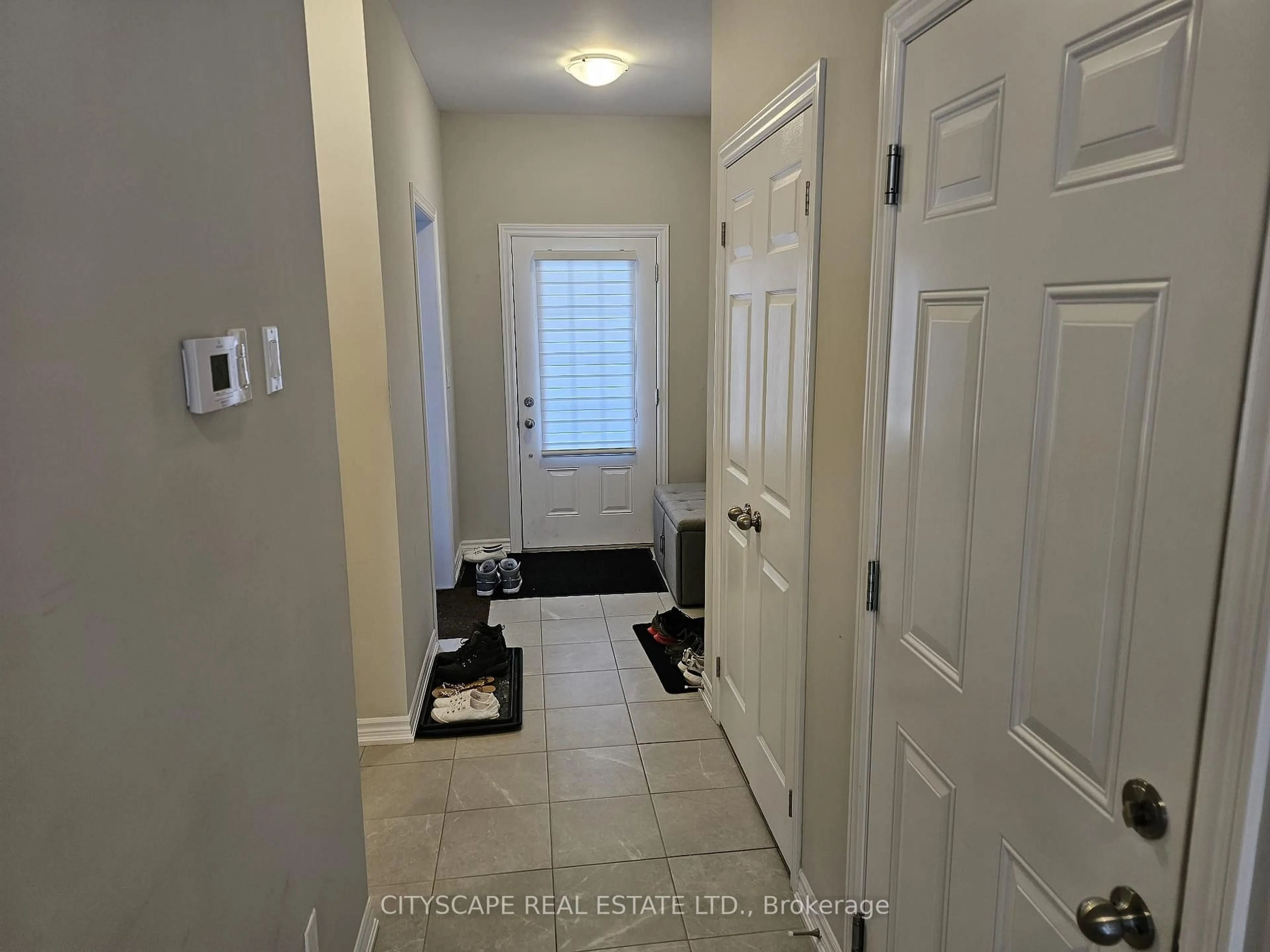 Indoor entryway for 25 Braida Lane, Halton Hills Ontario L7J 0B7