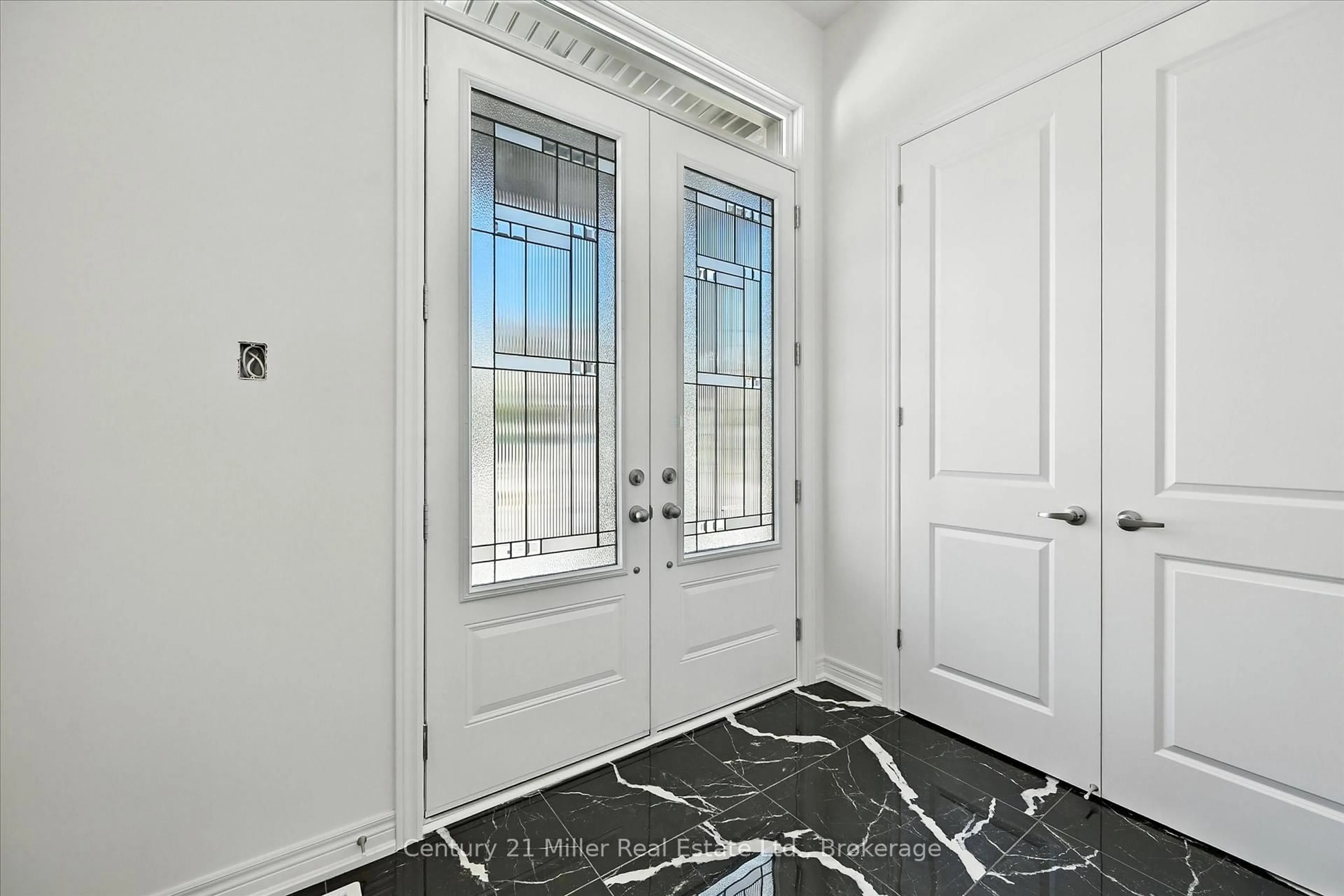 Indoor entryway for 3250 Millicent Ave, Oakville Ontario L6H 0V8