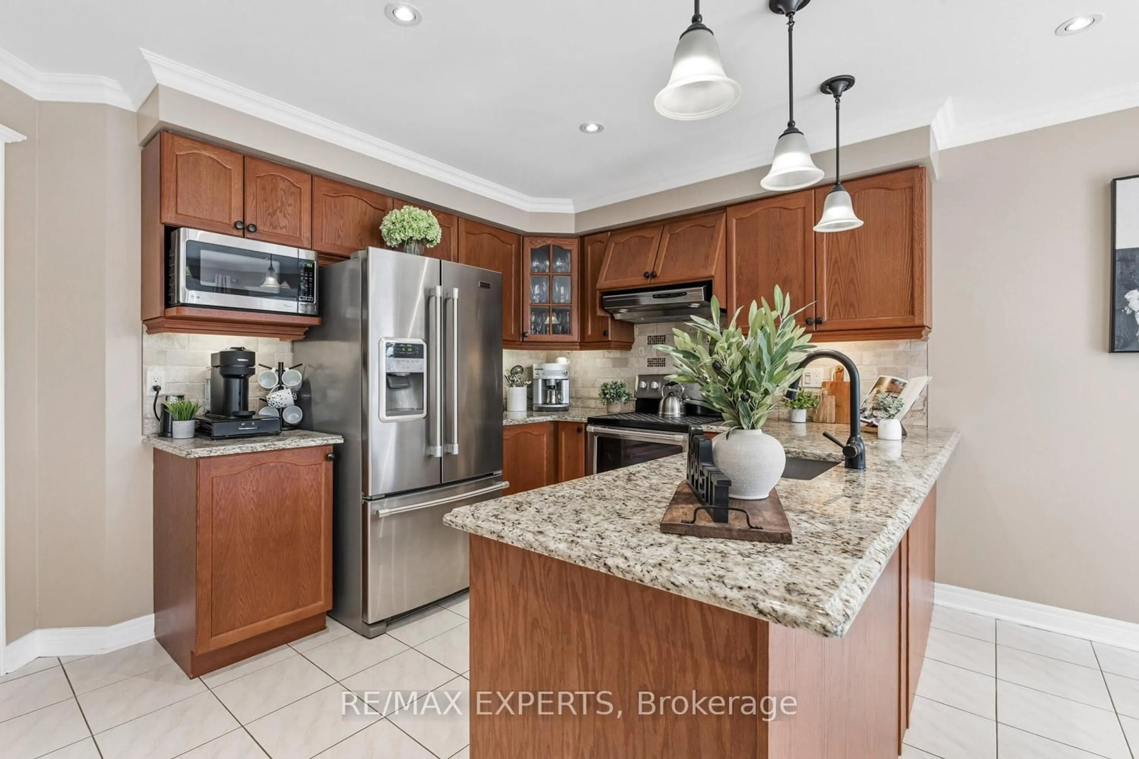 Open concept kitchen, ceramic/tile floor for 182 Waterbury St, Caledon Ontario L7E 2H9