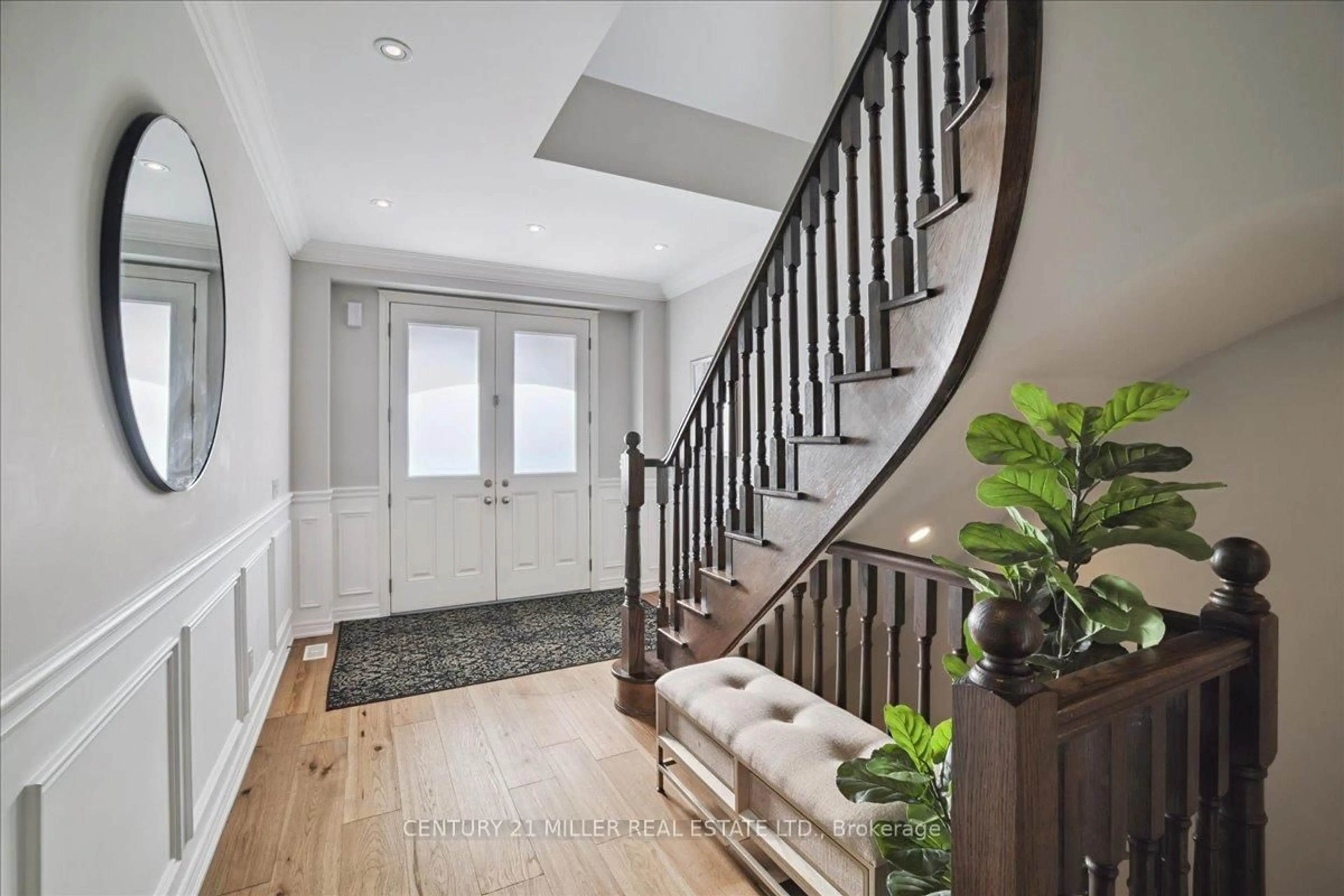 Indoor entryway for 3071 Isaac Ave, Oakville Ontario L6M 0S7