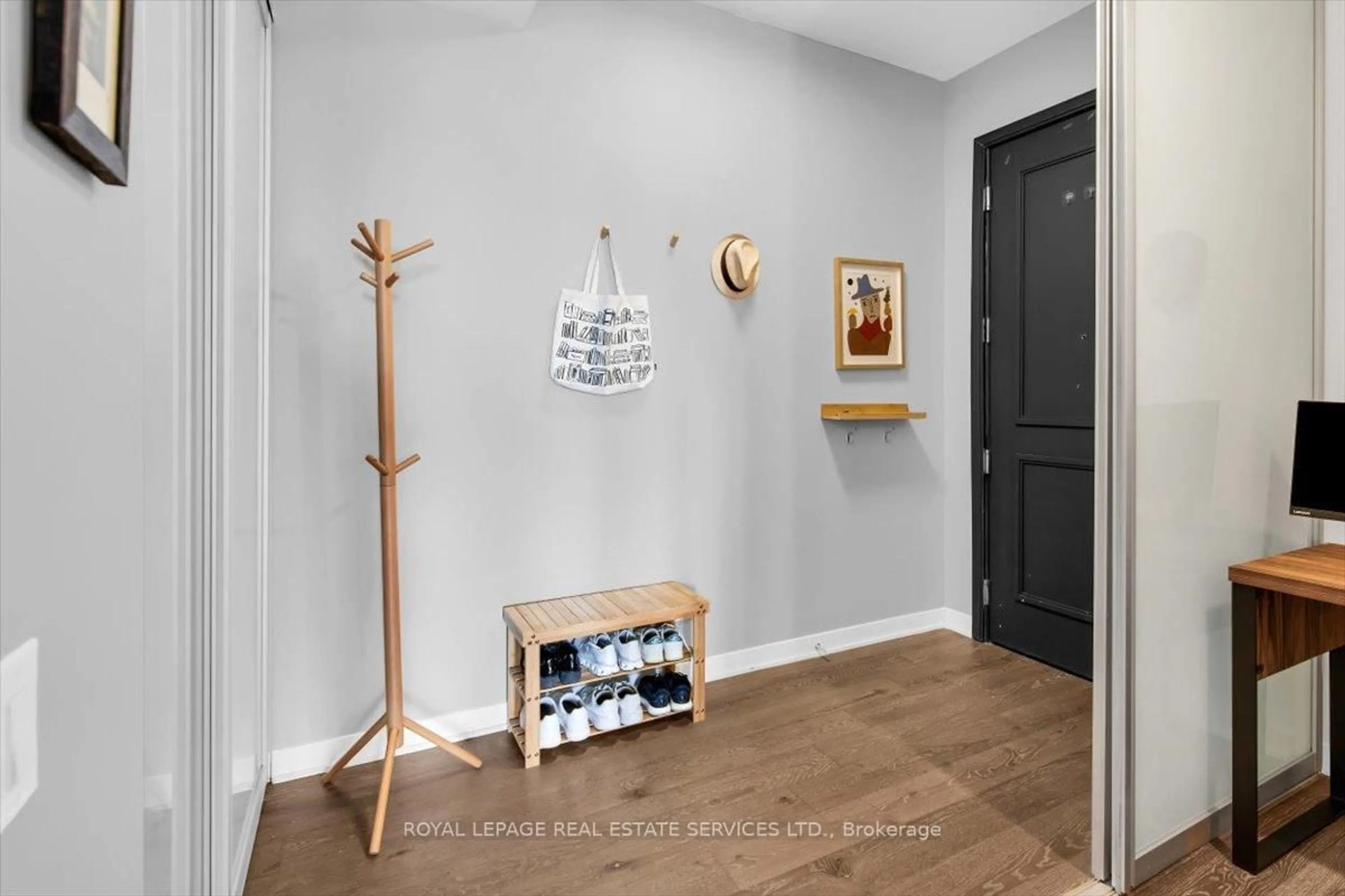 Indoor entryway for 90 Park Lawn Rd #316, Toronto Ontario M8Y 0B6