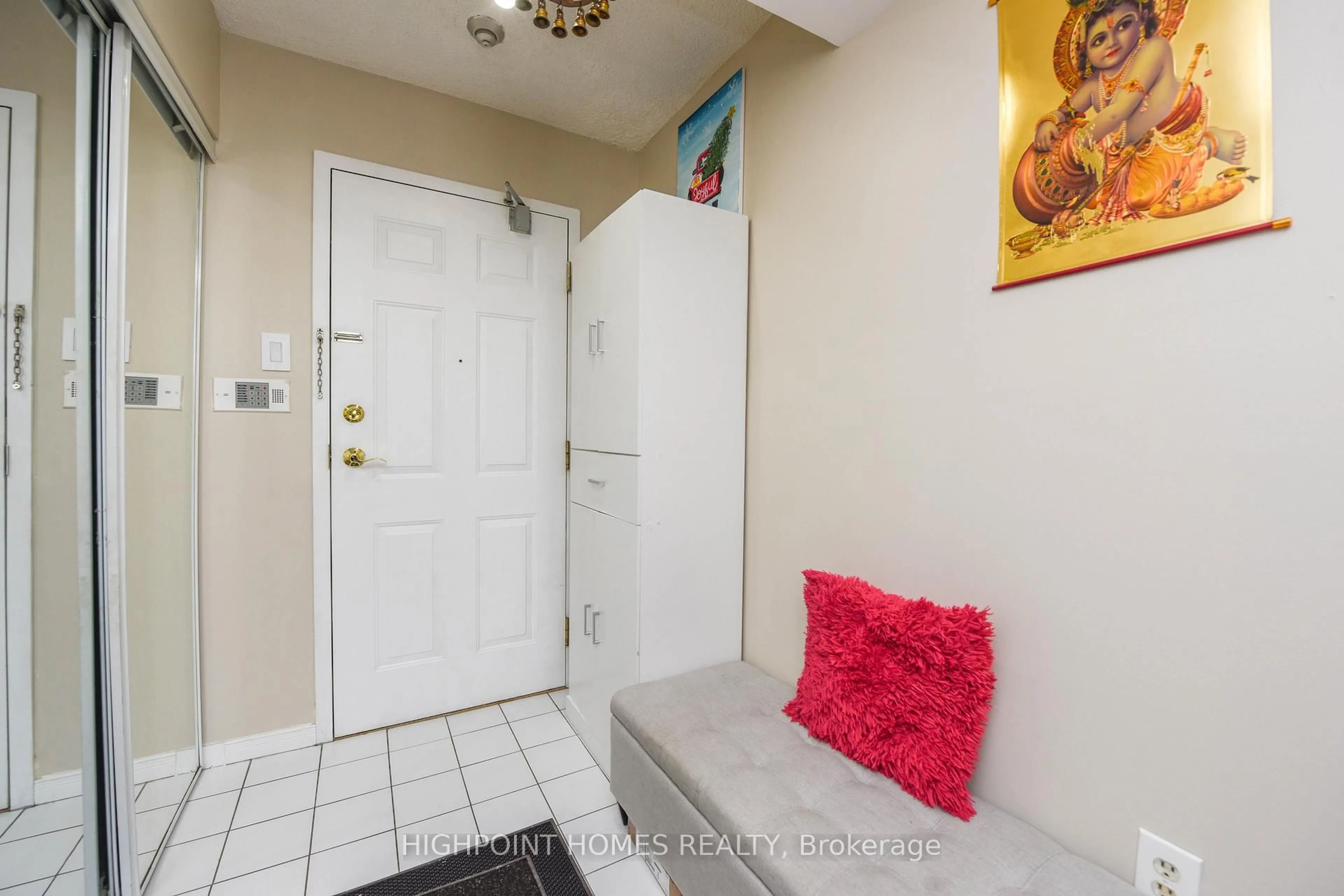 Indoor entryway for 250 Webb Dr #303, Mississauga Ontario L5B 3Z4