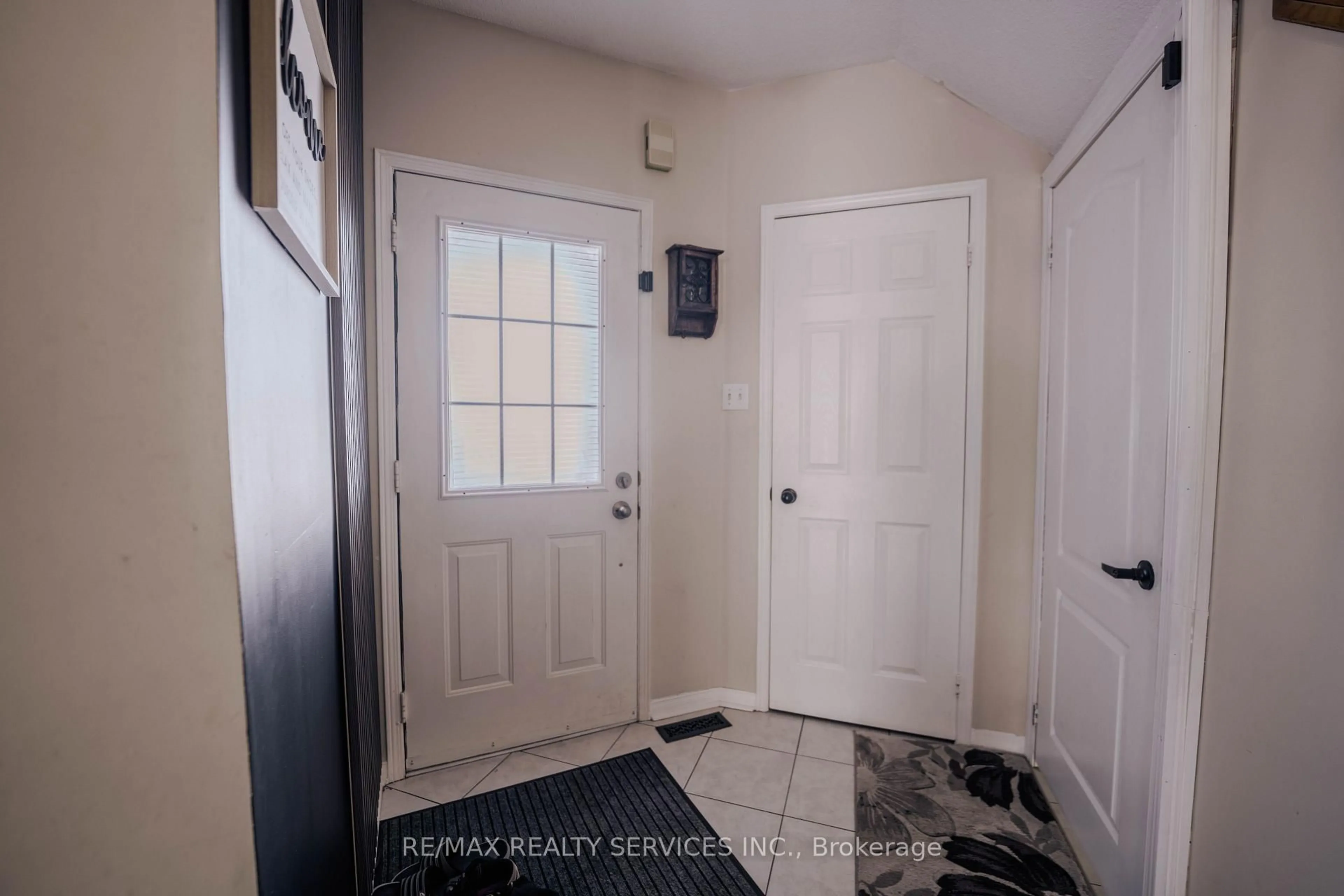 Indoor entryway for 132 Lauraglen Cres, Brampton Ontario L6Y 5A3