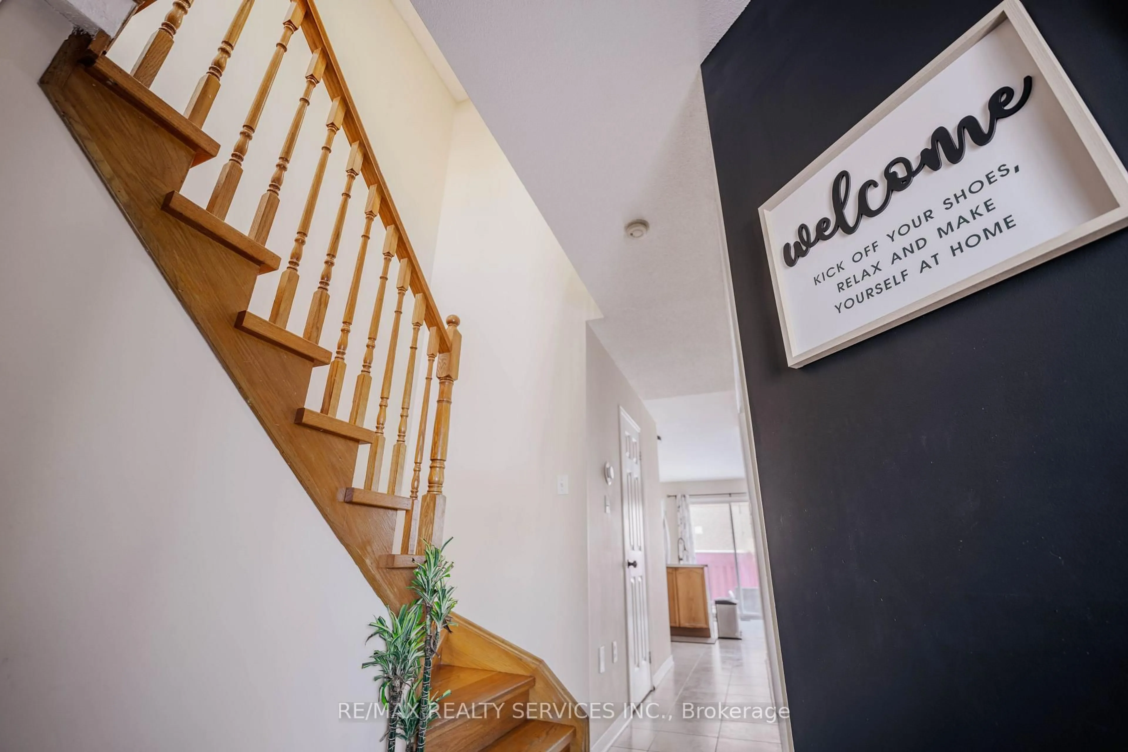 Indoor foyer for 132 Lauraglen Cres, Brampton Ontario L6Y 5A3