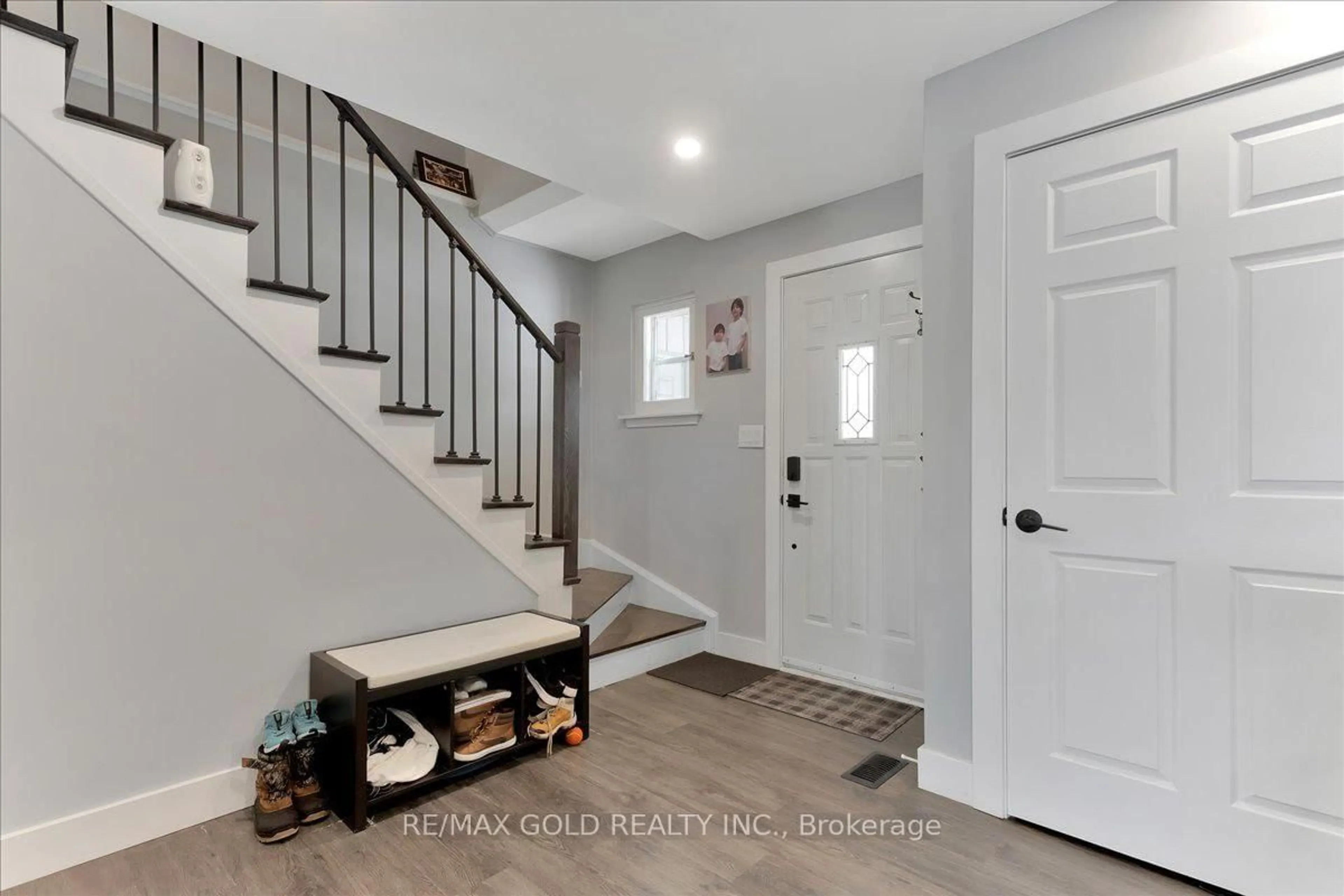 Indoor entryway for 48 Aberdeen Cres, Brampton Ontario L6T 2P9