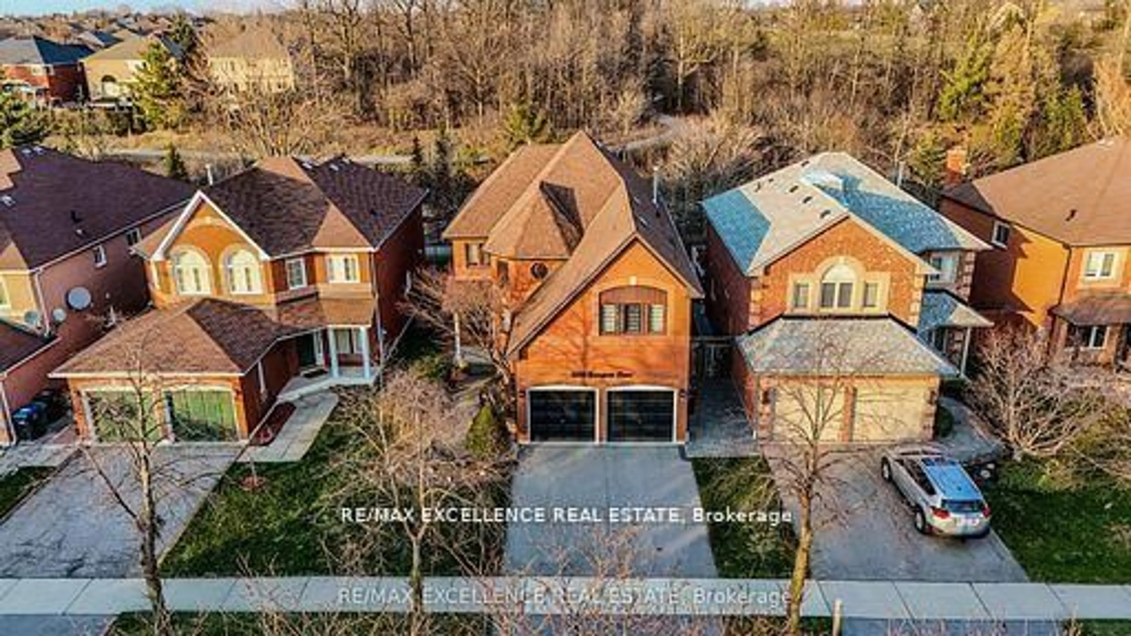 A pic from outside/outdoor area/front of a property/back of a property/a pic from drone, street for 6839 Gracefield Dr, Mississauga Ontario L5N 6T6