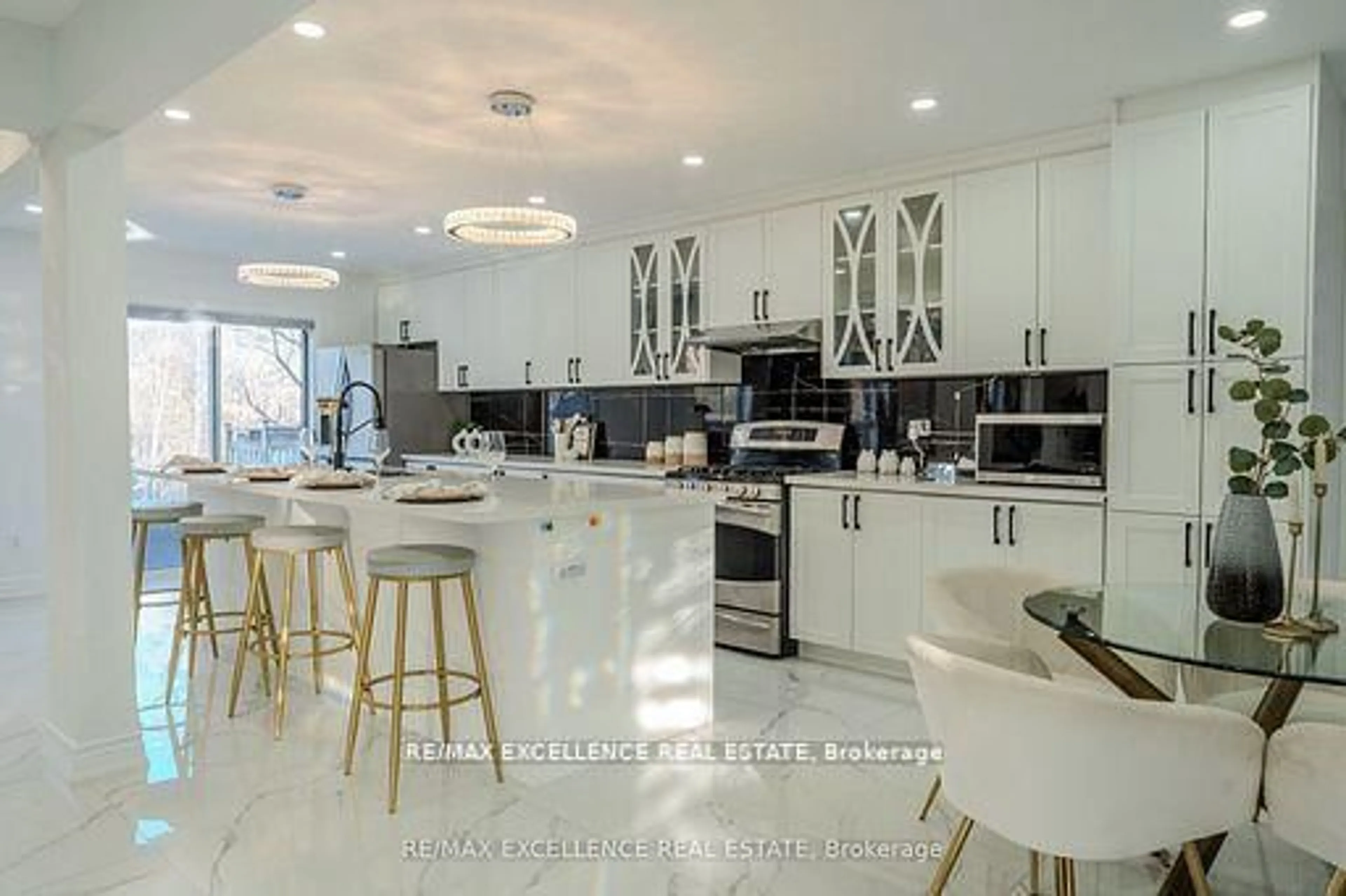 Open concept kitchen, ceramic/tile floor for 6839 Gracefield Dr, Mississauga Ontario L5N 6T6