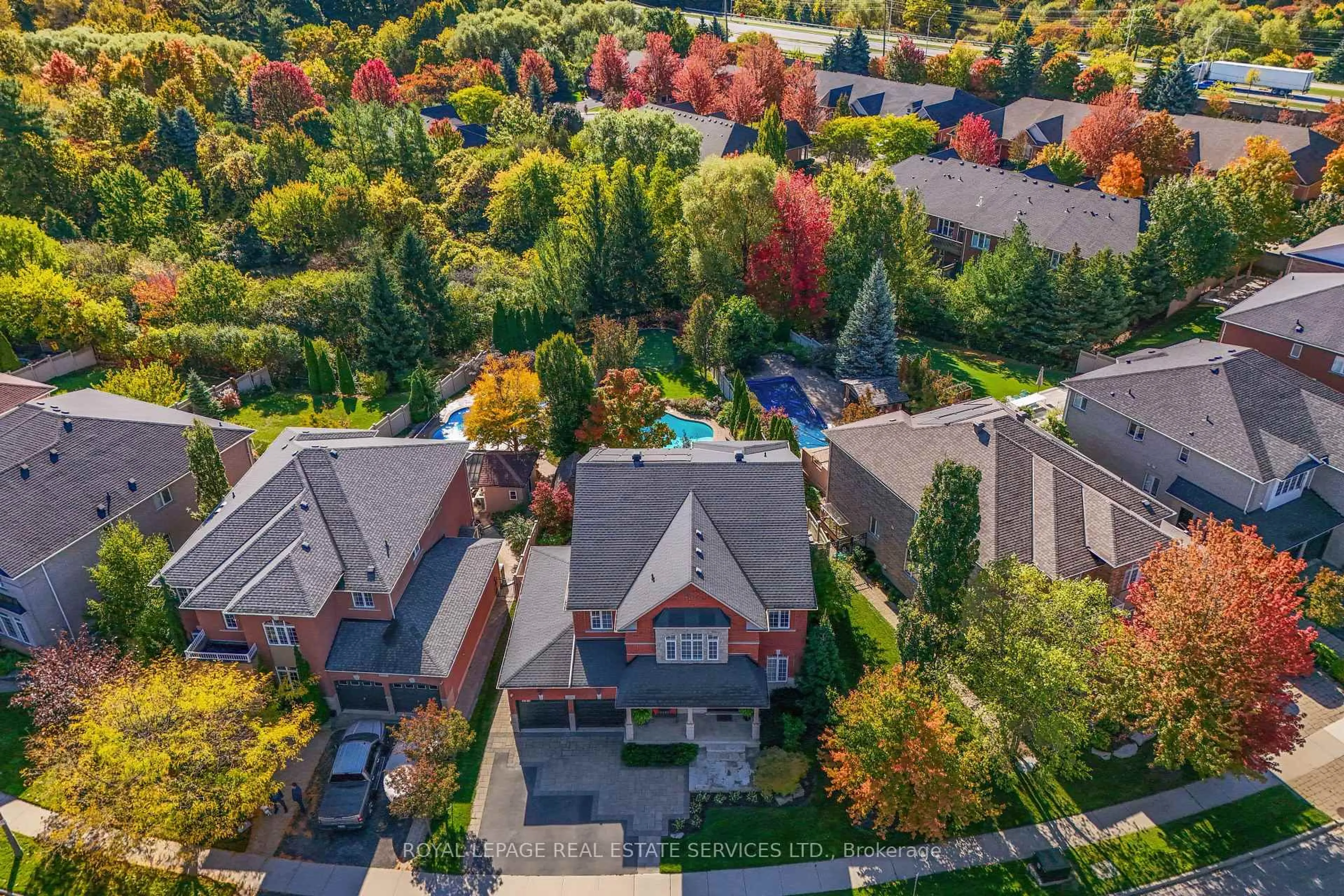 A pic from outside/outdoor area/front of a property/back of a property/a pic from drone, unknown for 2530 Hemmford Dr, Oakville Ontario L6M 4R7