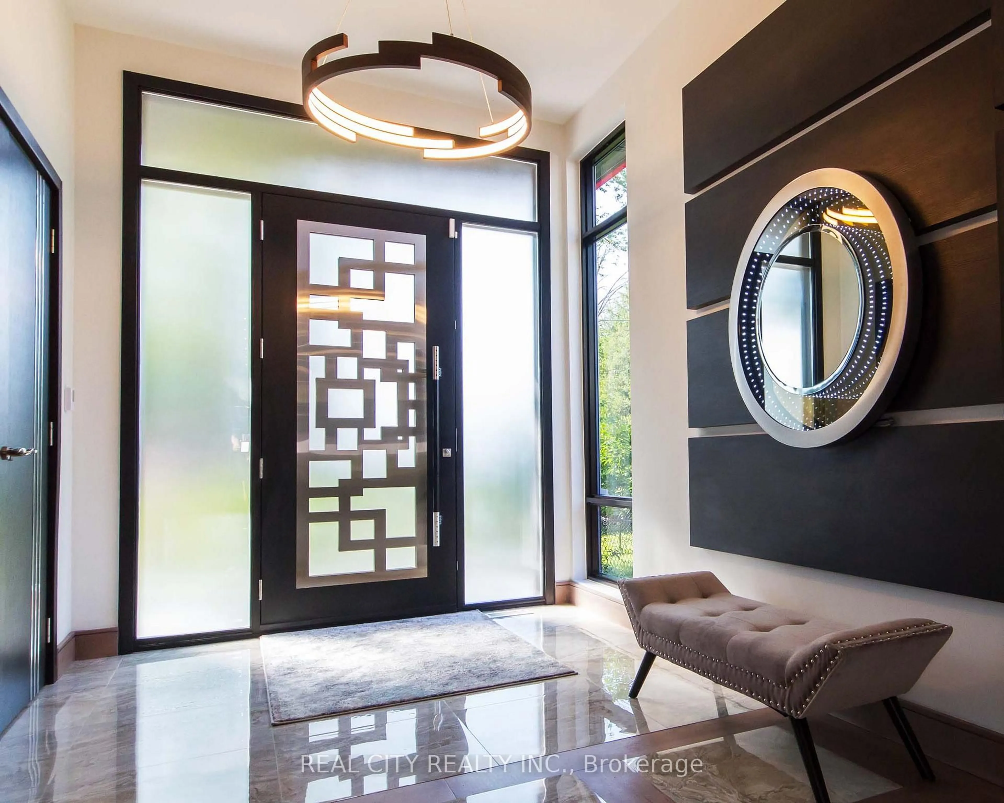 Indoor entryway for 662 Byngmount Ave, Mississauga Ontario L5G 1R4