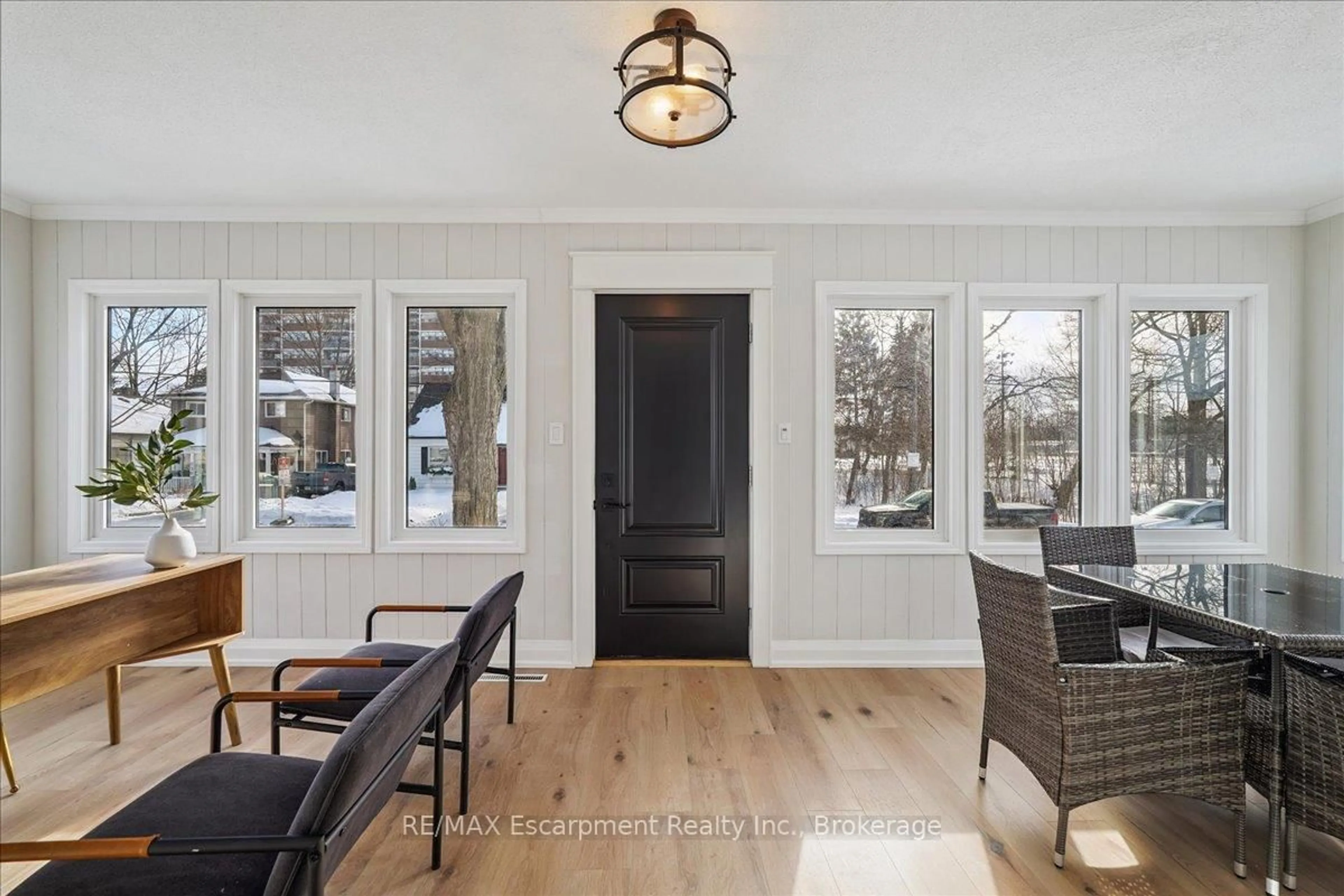Indoor entryway for 135 DEANE Ave, Oakville Ontario L6K 1N2