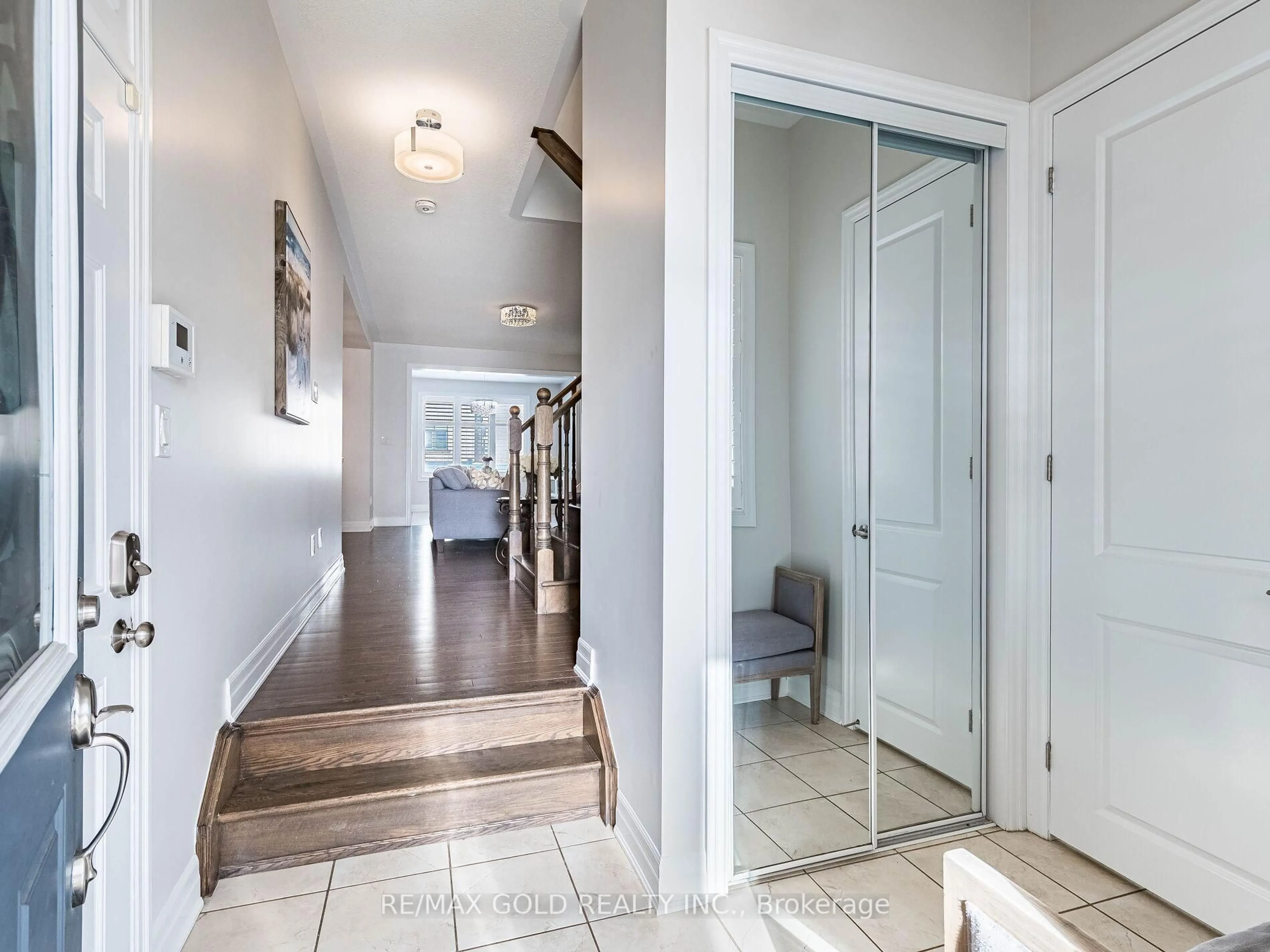 Indoor entryway for 90 Stedford Cres, Brampton Ontario L7A 4P7