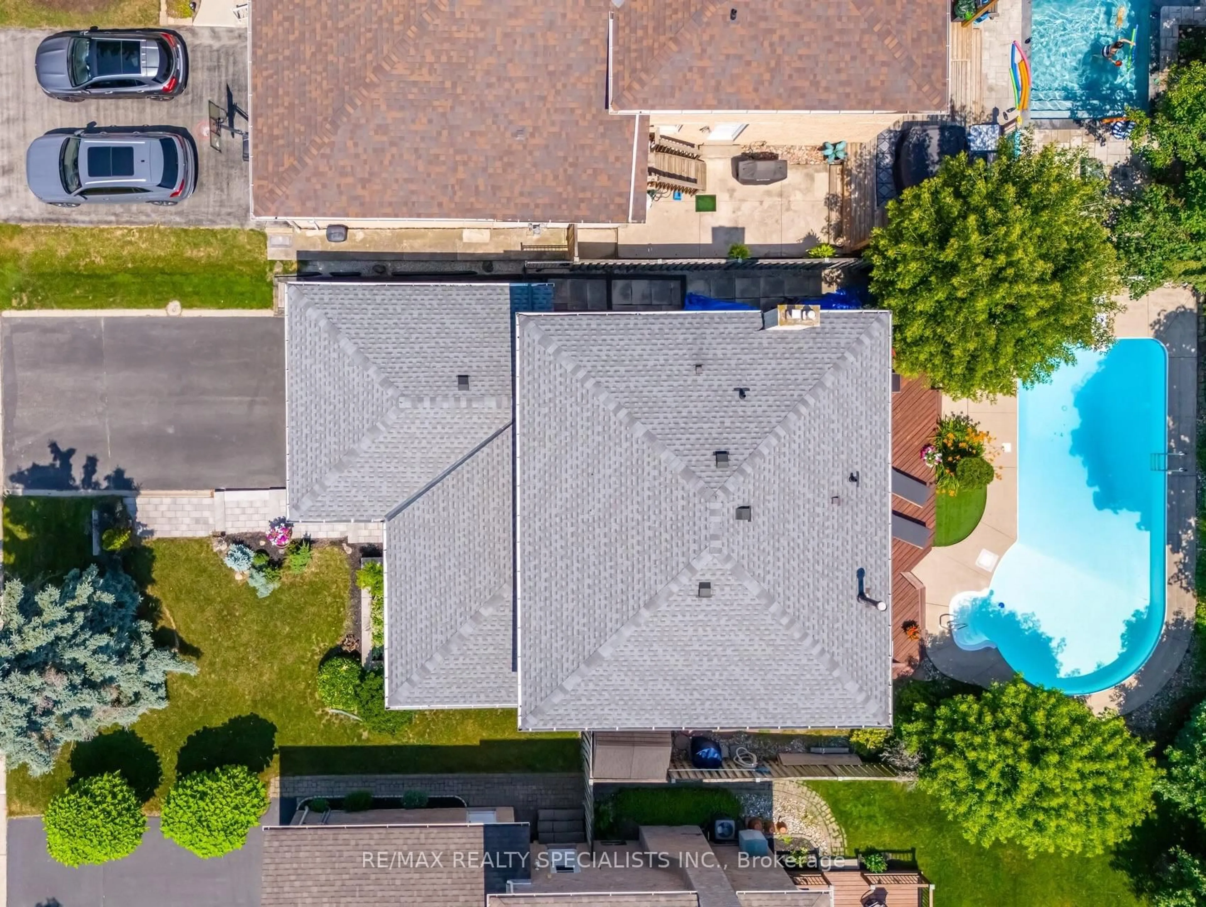 A pic from outside/outdoor area/front of a property/back of a property/a pic from drone, street for 796 Childs Dr, Milton Ontario L9T 4J2
