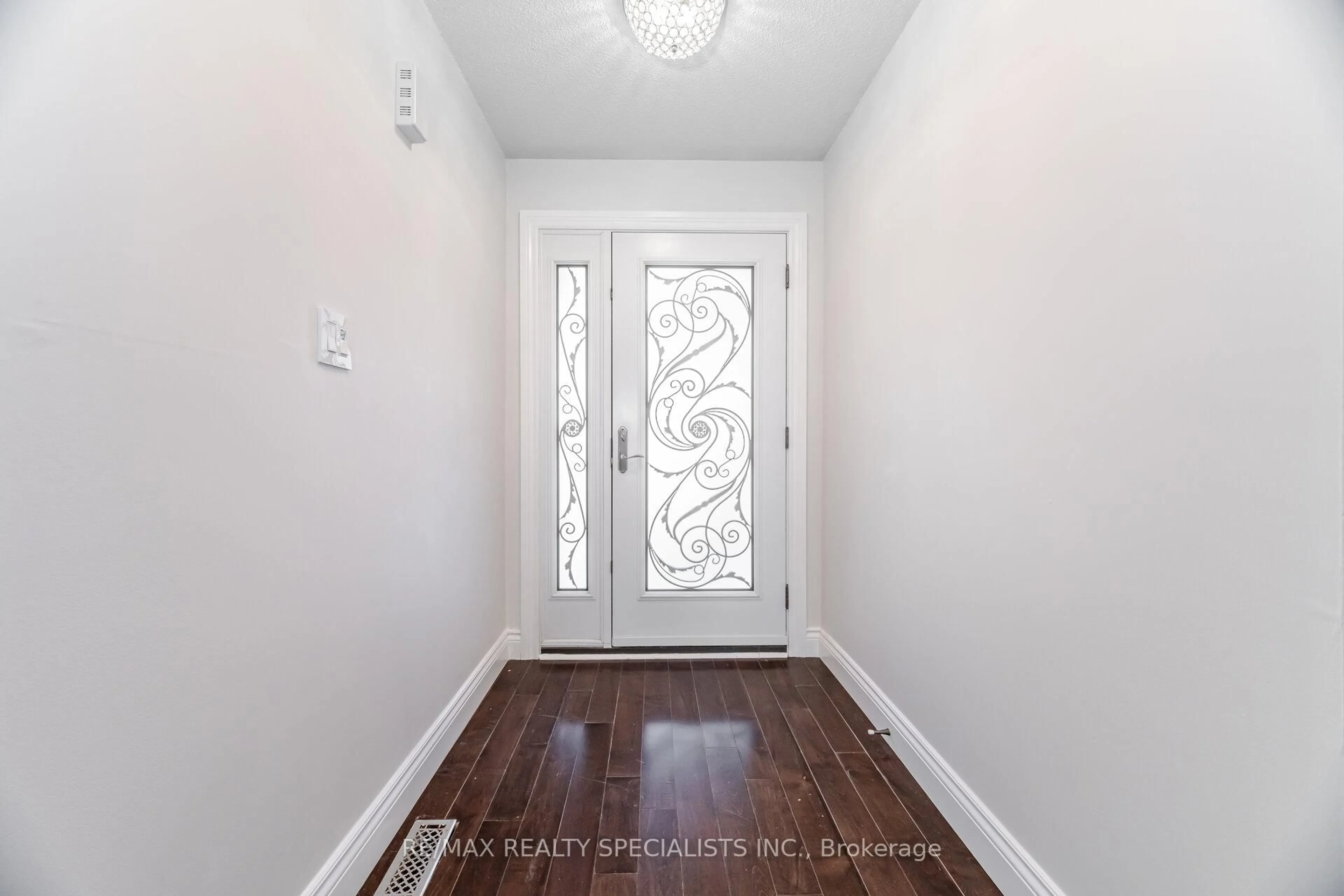 Indoor entryway for 796 Childs Dr, Milton Ontario L9T 4J2