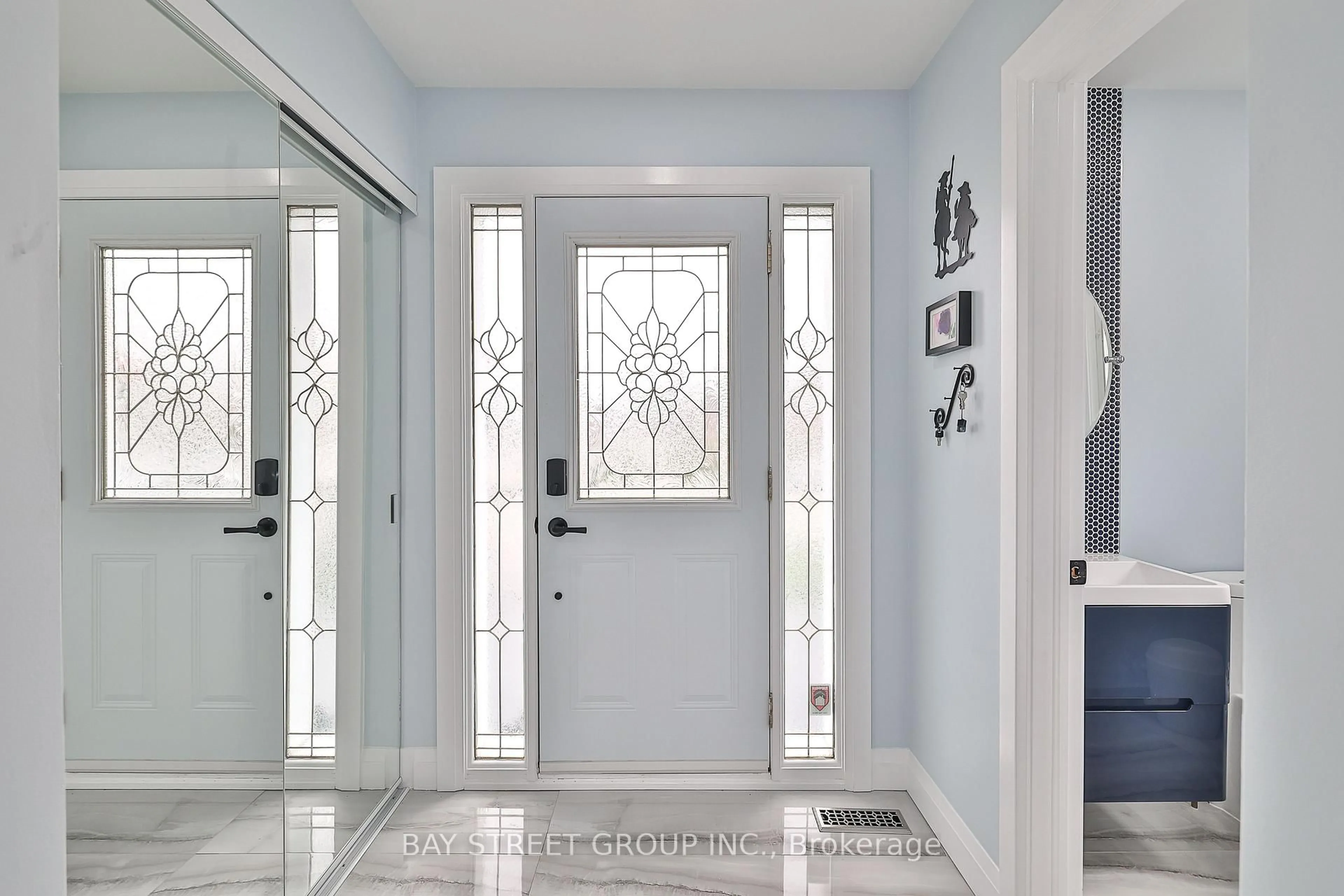 Indoor entryway for 4277 Torino Cres, Mississauga Ontario L4W 3T4