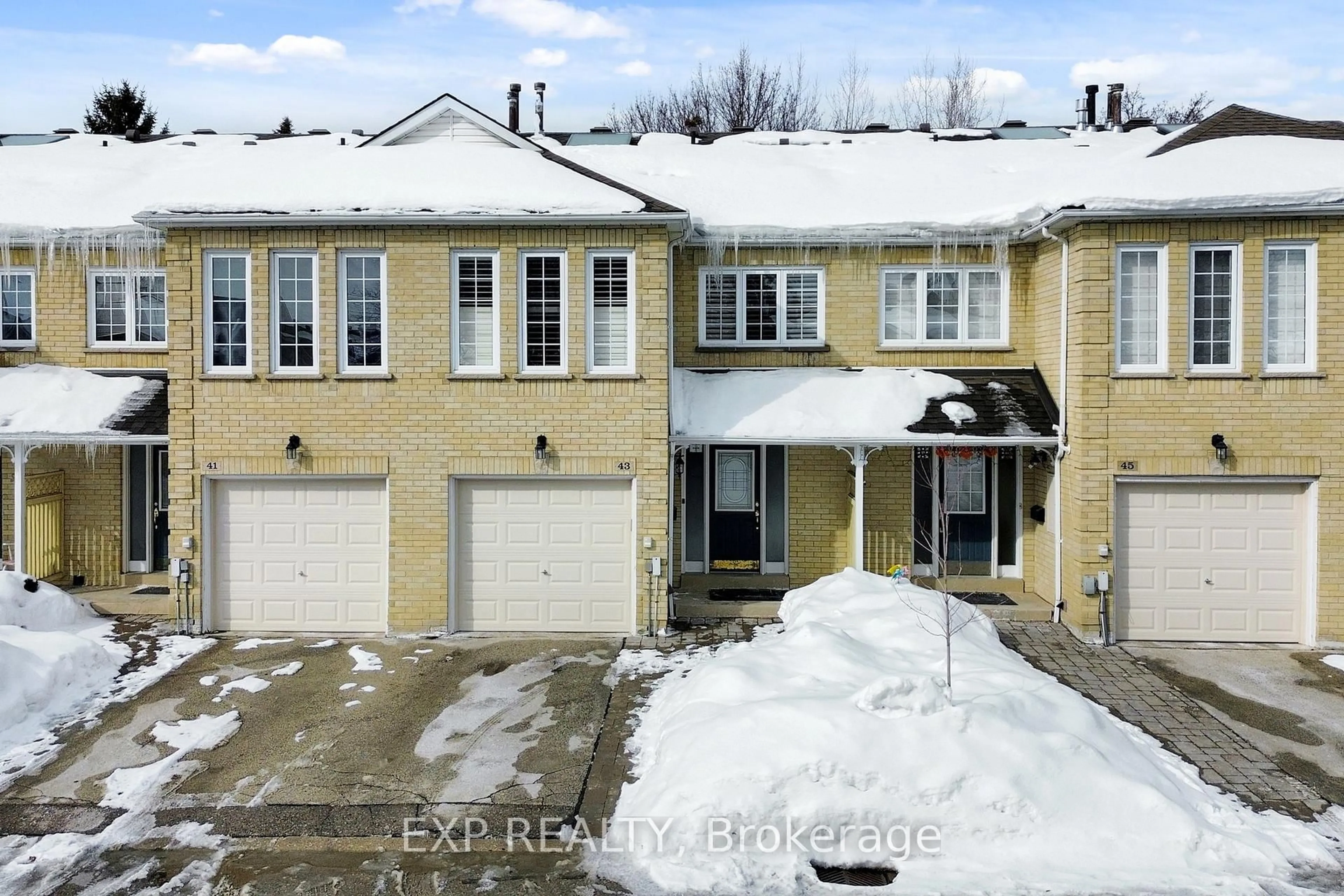 A pic from outside/outdoor area/front of a property/back of a property/a pic from drone, street for 43 Hartnell Sq, Brampton Ontario L6S 5W8
