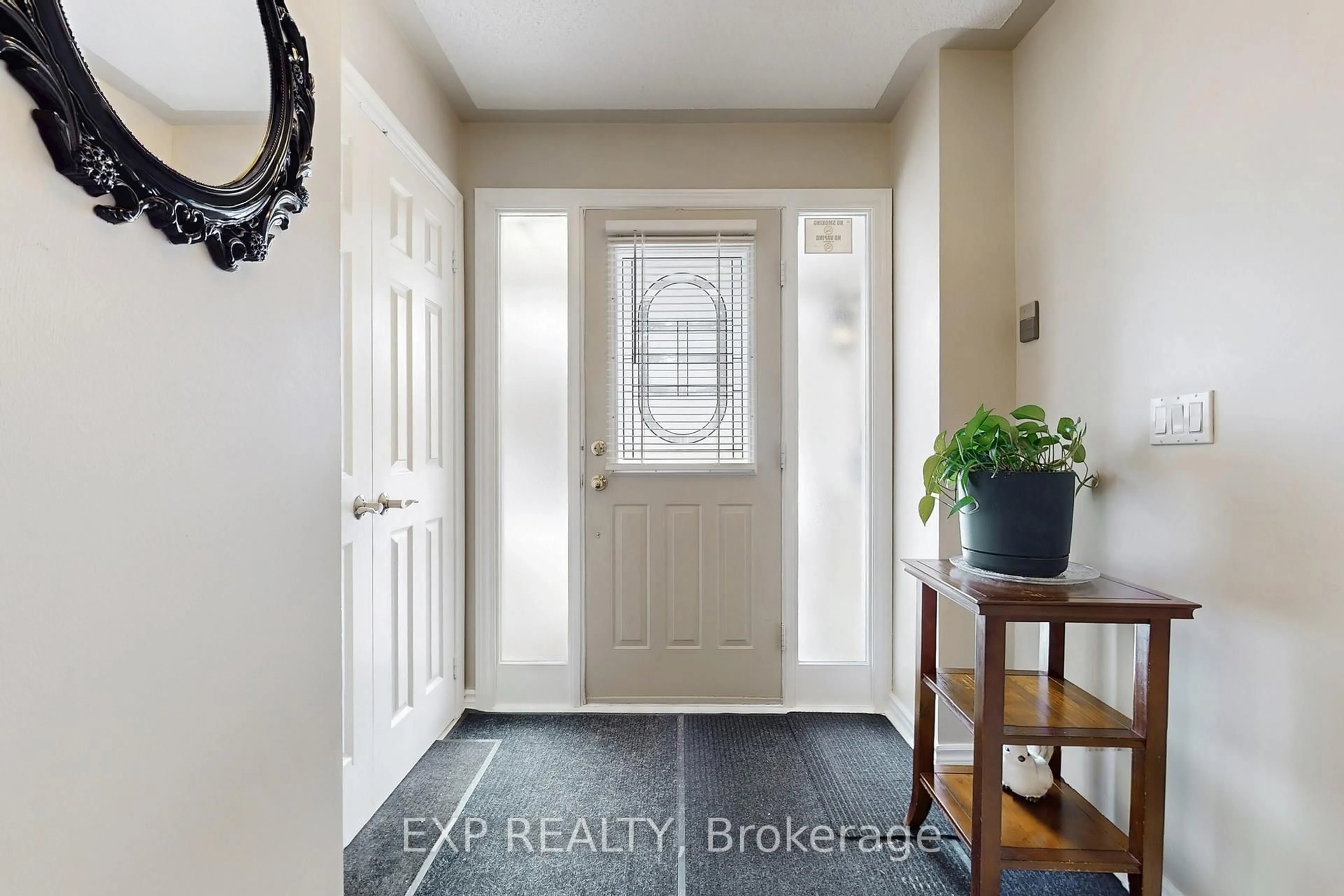 Indoor entryway for 43 Hartnell Sq, Brampton Ontario L6S 5W8