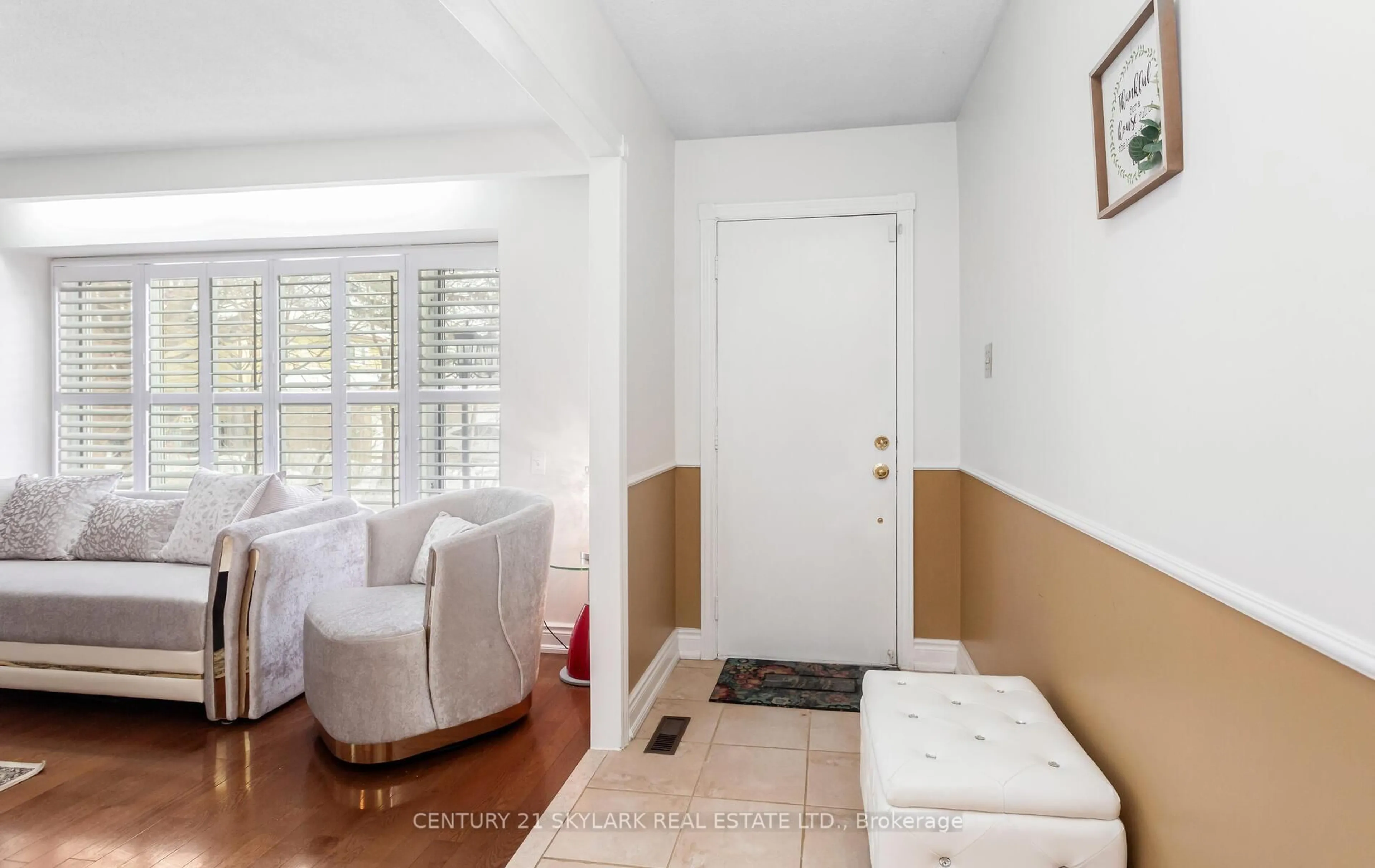 Indoor entryway for 3353 Martins Pine Cres, Mississauga Ontario L5L 1G3