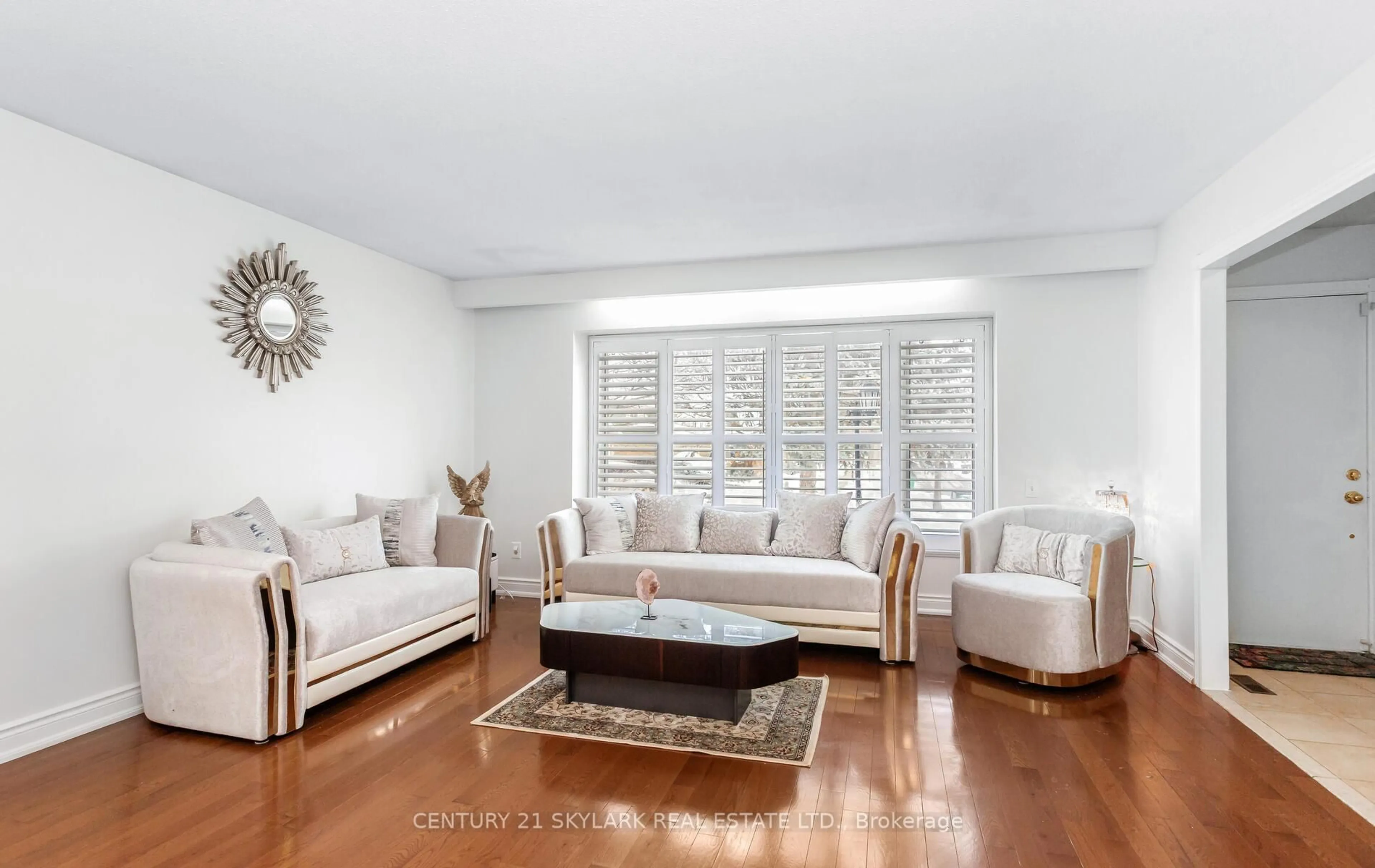 Living room with furniture, unknown for 3353 Martins Pine Cres, Mississauga Ontario L5L 1G3