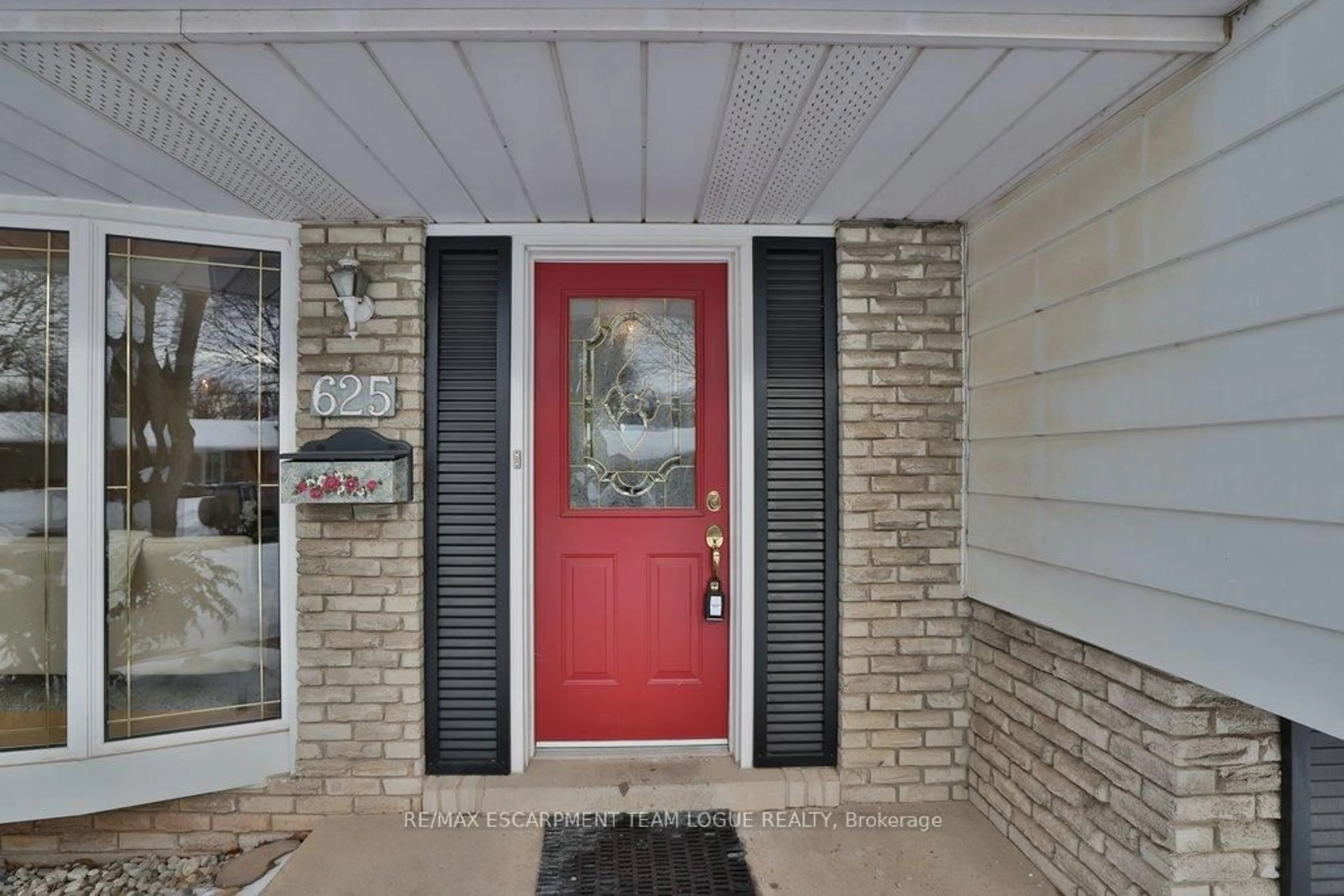 Indoor entryway for 625 Ronald Dr, Burlington Ontario L7N 3A9