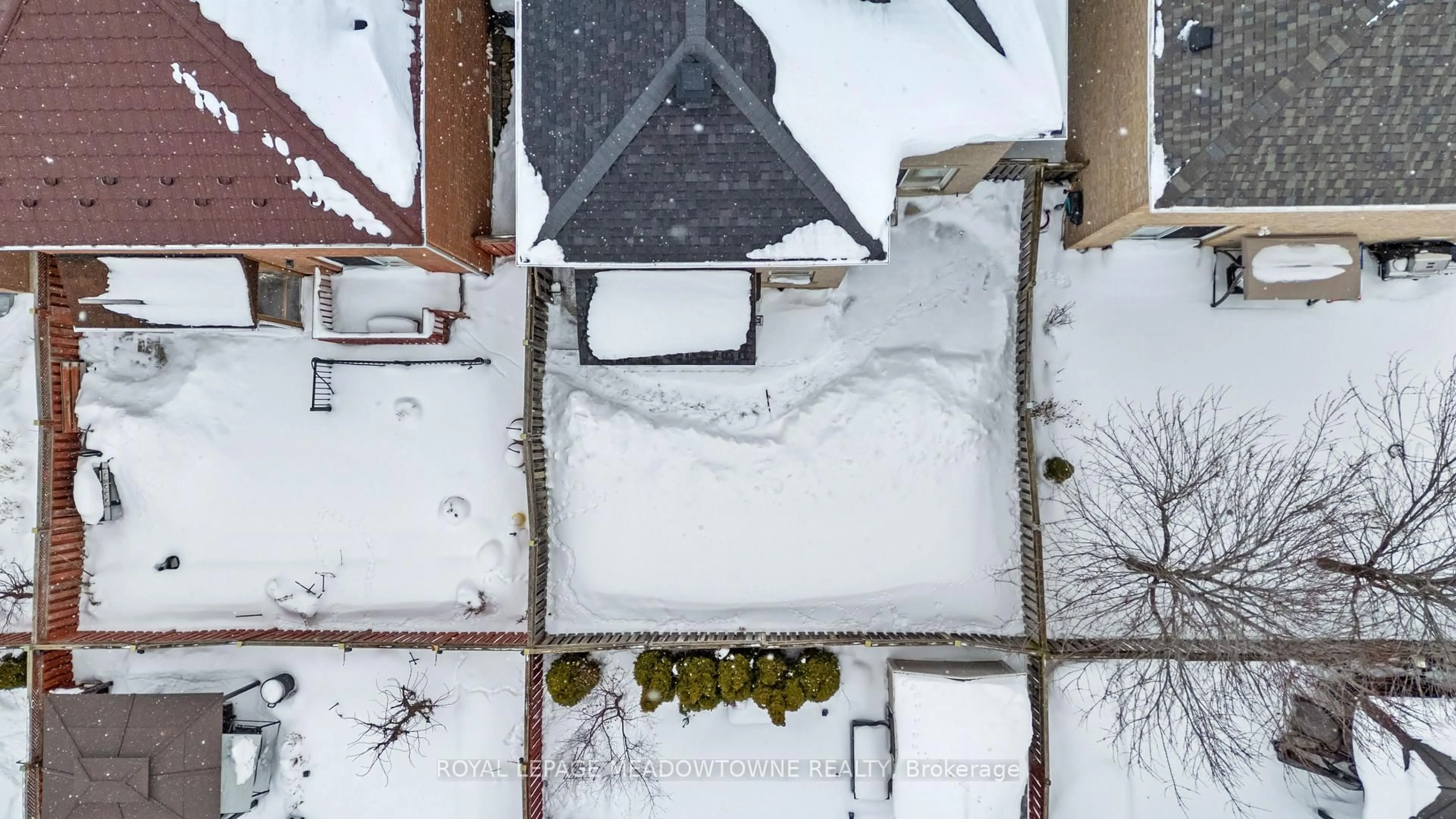 A pic from outside/outdoor area/front of a property/back of a property/a pic from drone, street for 15 New Hampshire Crt, Brampton Ontario L6S 0B9