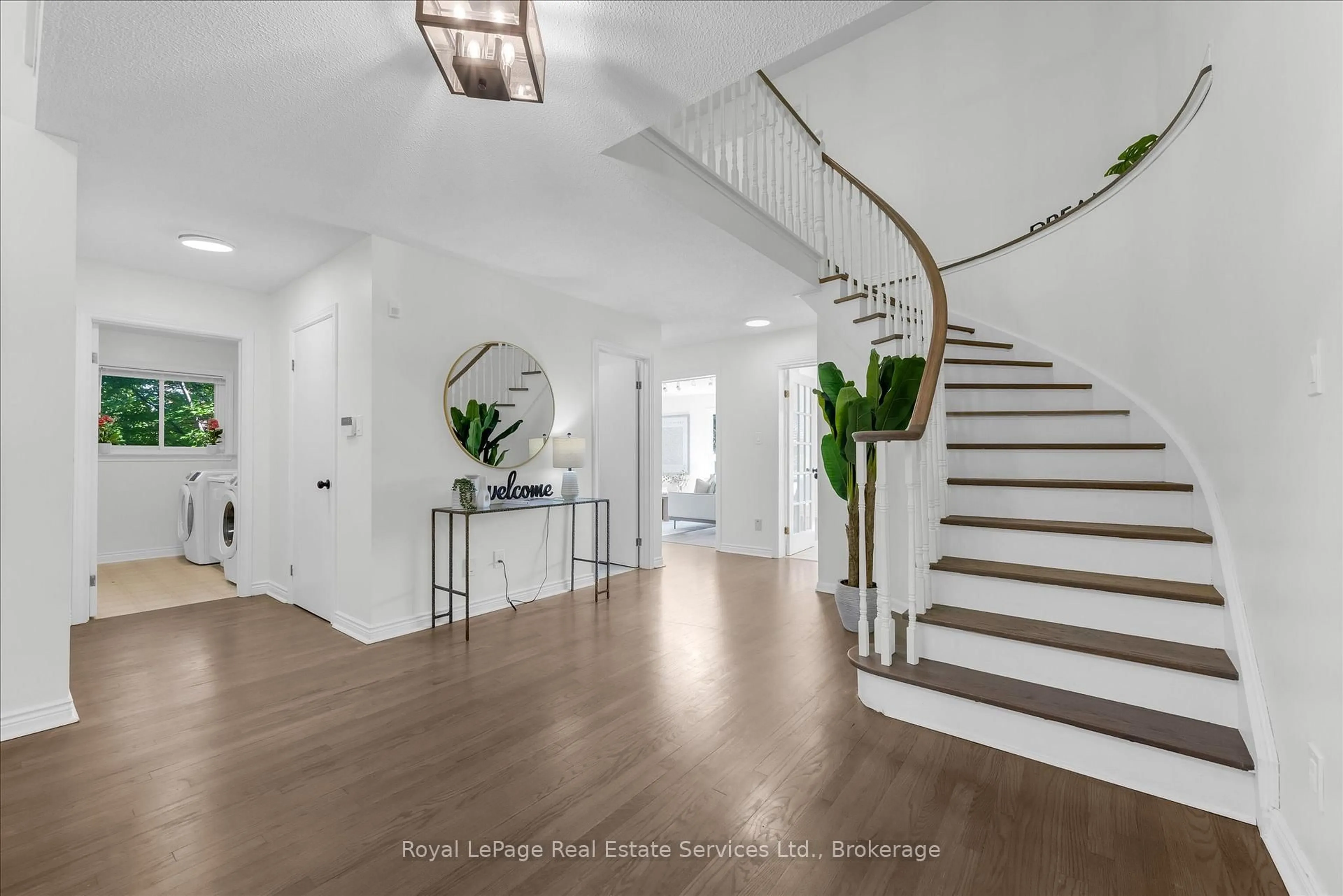 Indoor entryway for 2938 Mulberry Dr, Oakville Ontario L6J 7H3