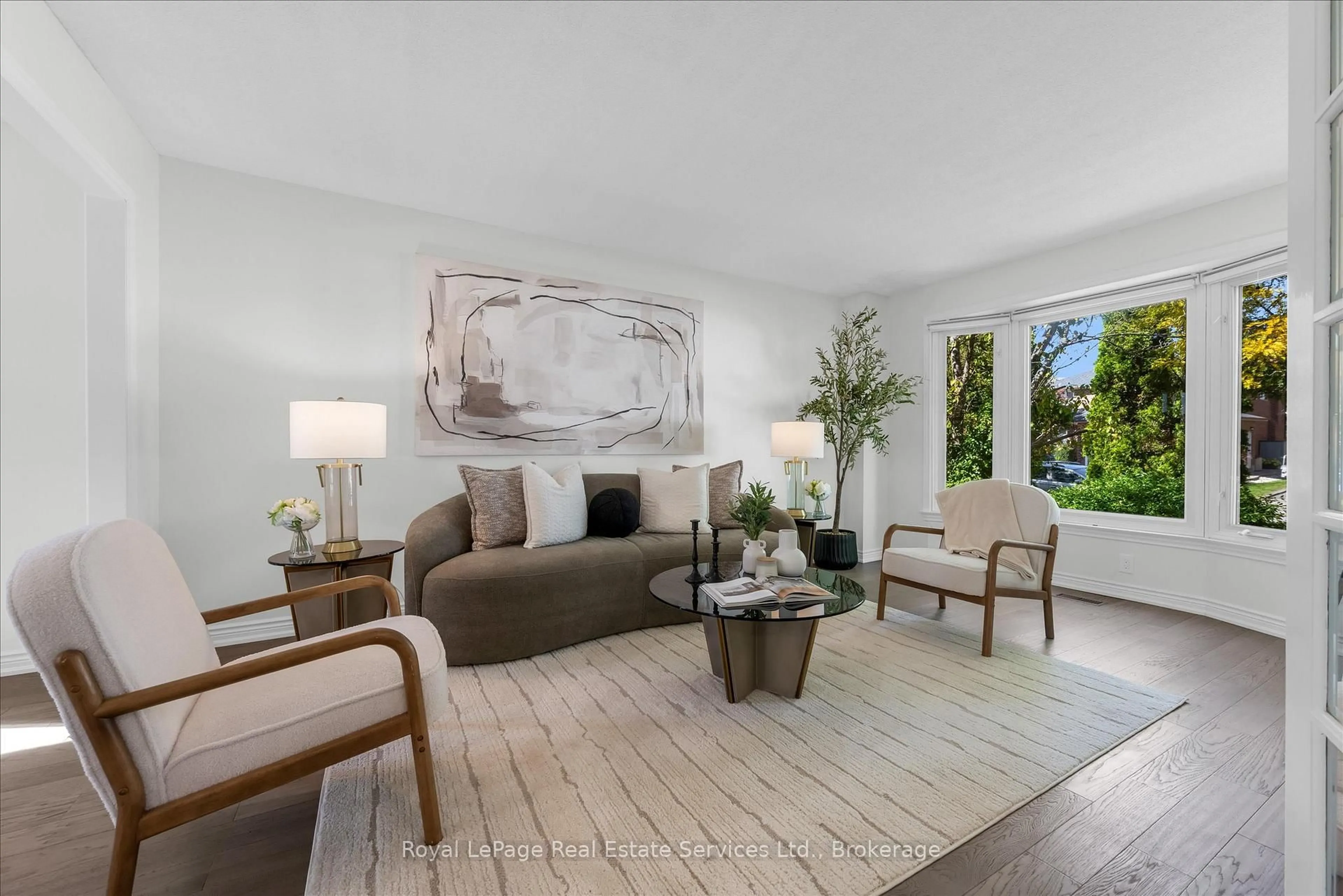 Living room with furniture, unknown for 2938 Mulberry Dr, Oakville Ontario L6J 7H3