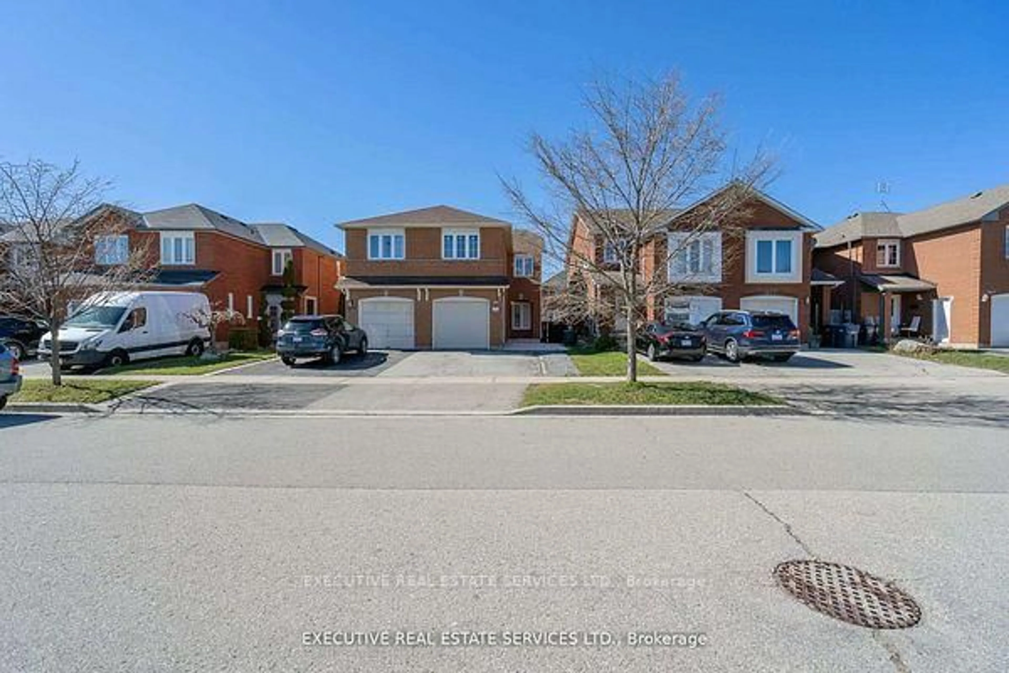 A pic from outside/outdoor area/front of a property/back of a property/a pic from drone, street for 3873 Densbury Dr, Mississauga Ontario L5N 6Y9