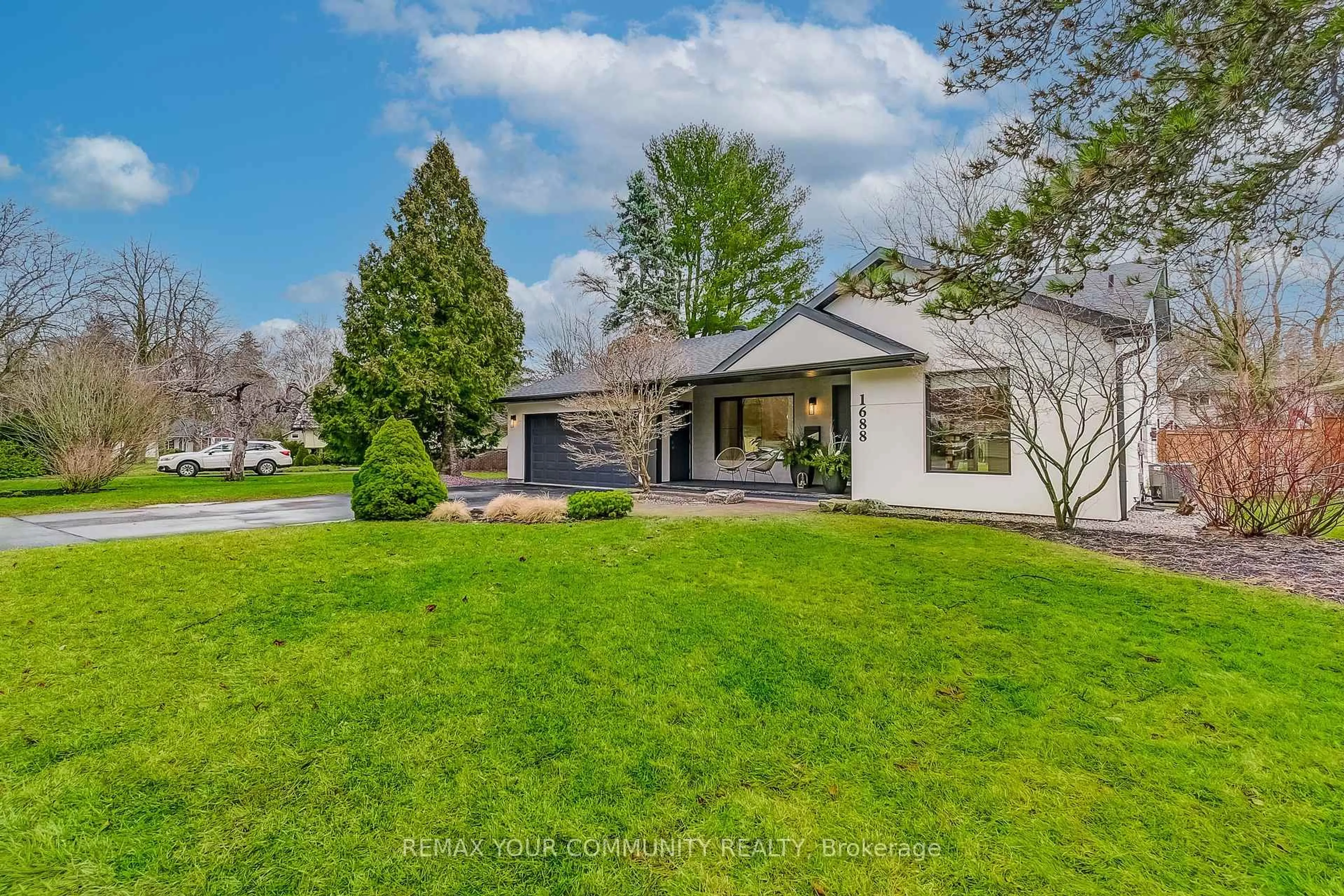 A pic from outside/outdoor area/front of a property/back of a property/a pic from drone, unknown for 1688 Missenden Cres, Mississauga Ontario L5J 2T4