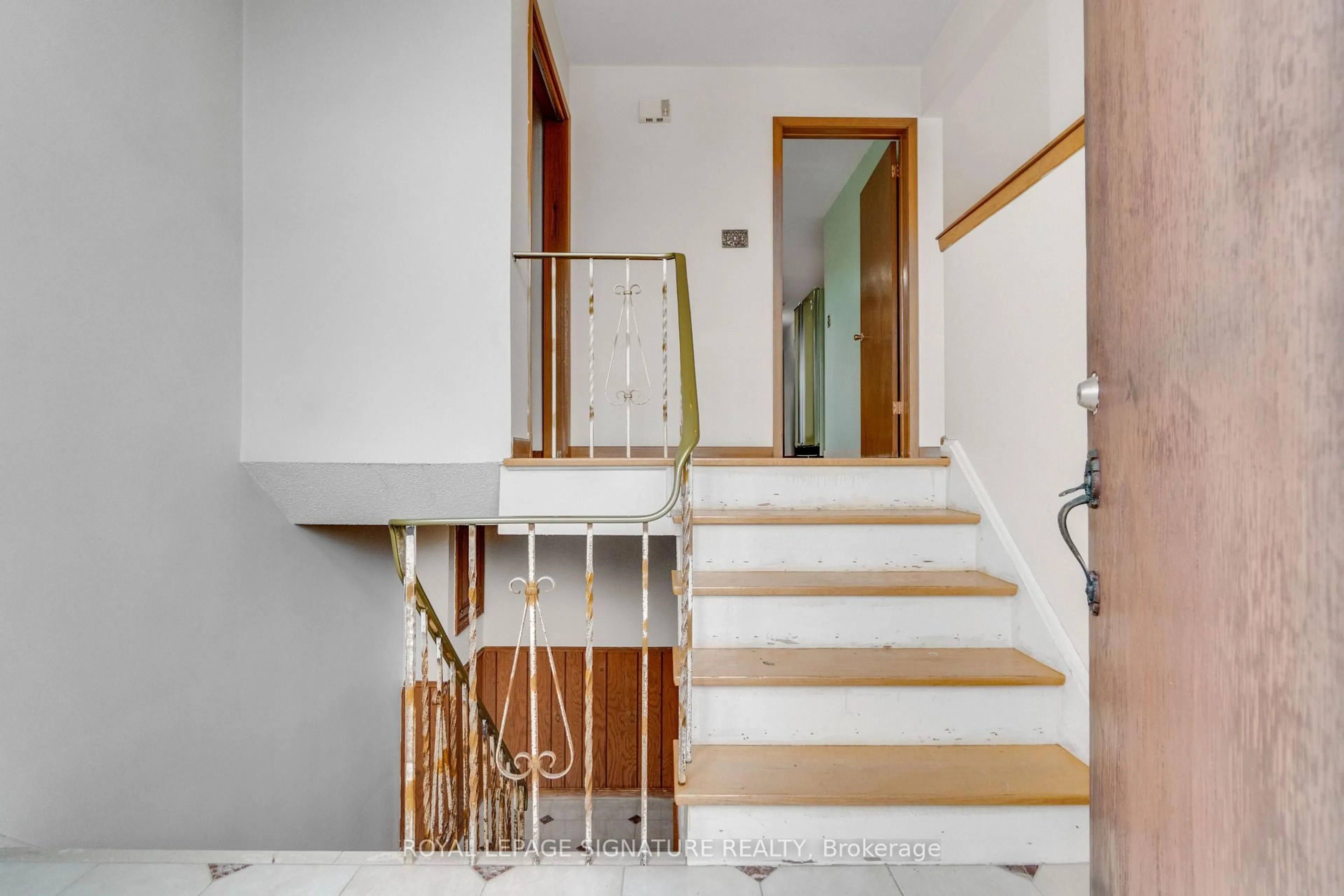 Stairs for 163 Milady Rd, Toronto Ontario M9L 2J1