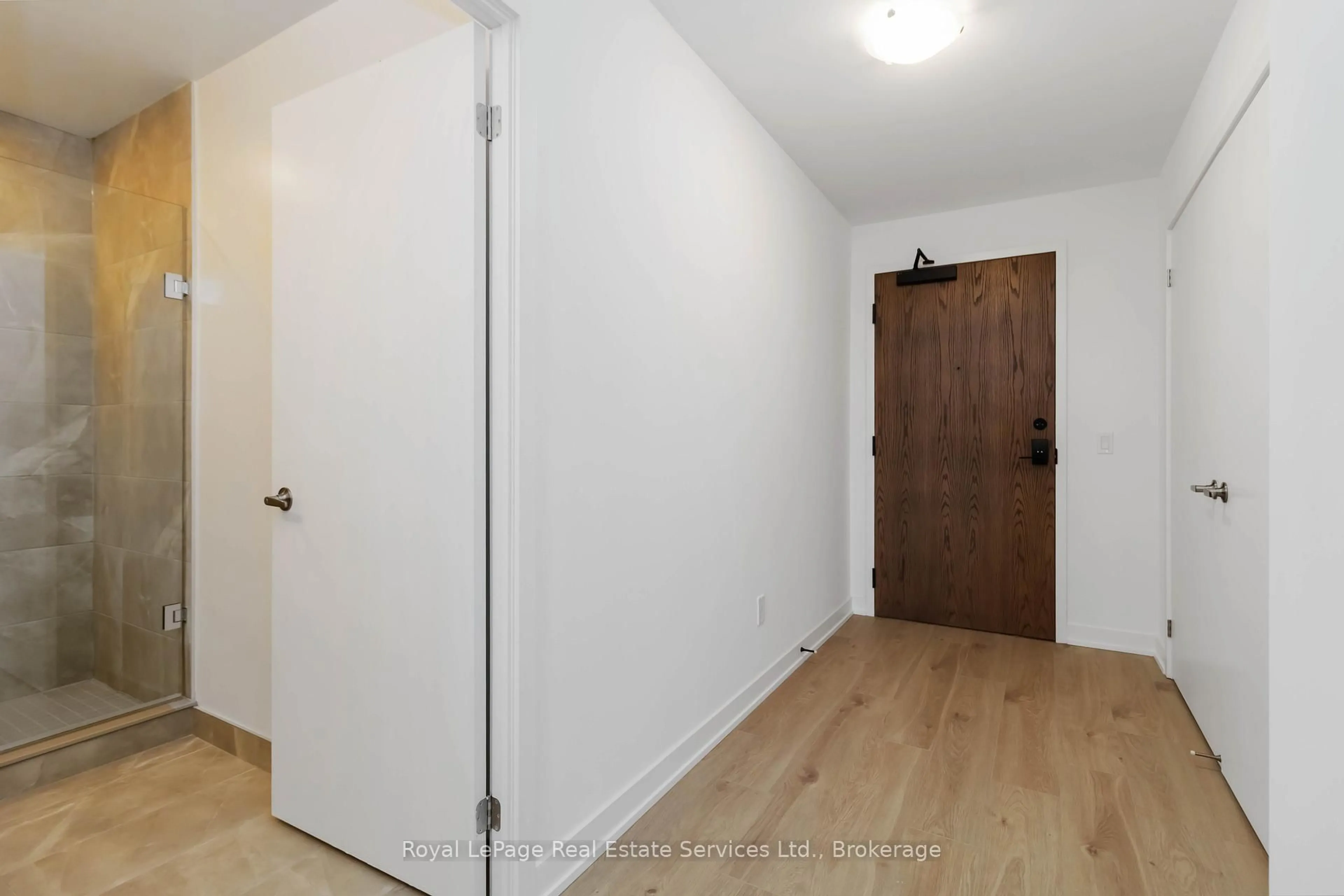 Indoor entryway for 1035 Southdown Rd #601, Mississauga Ontario L5J 0A2