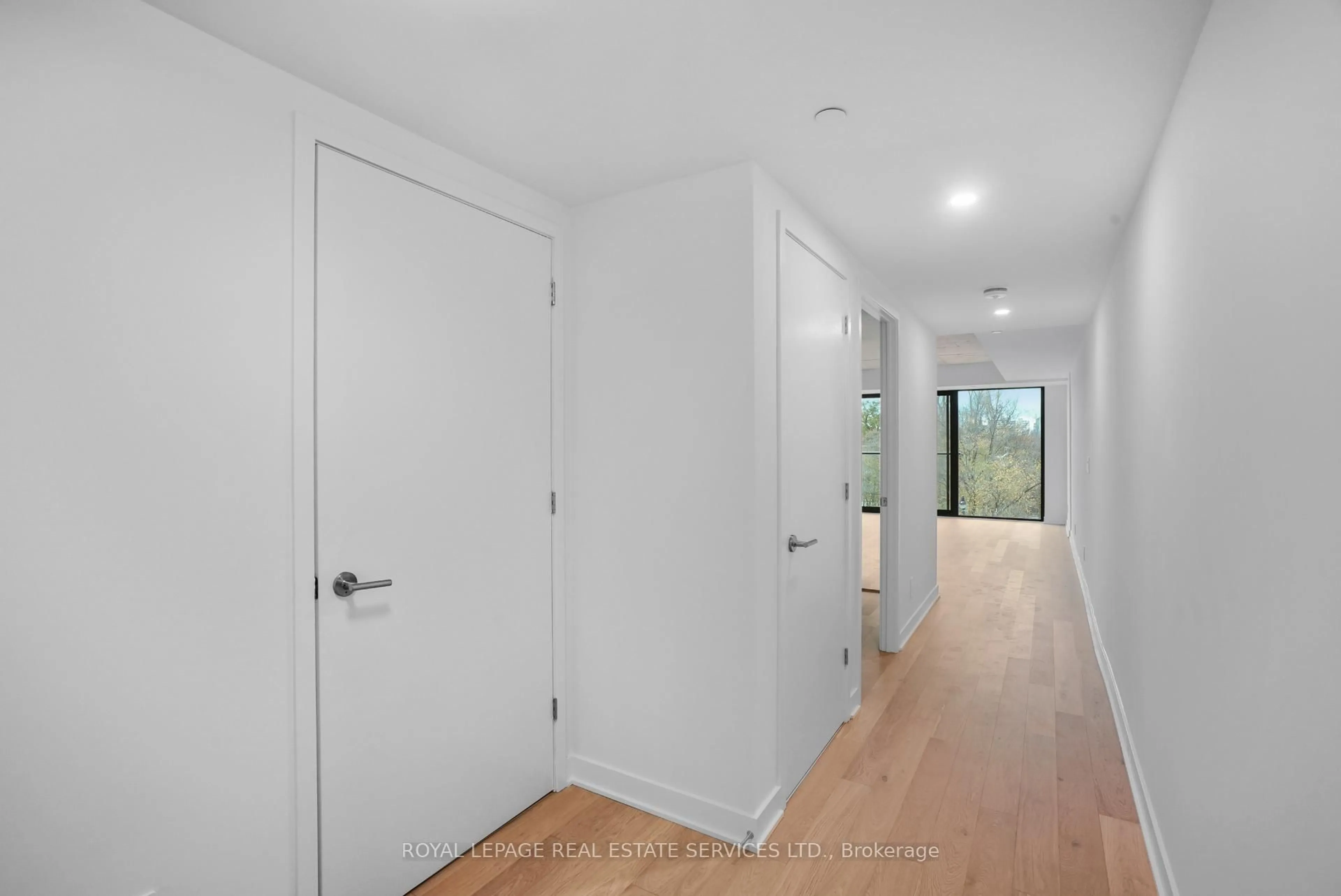 Indoor entryway for 2720 Dundas St #302, Toronto Ontario M6P 1Y2