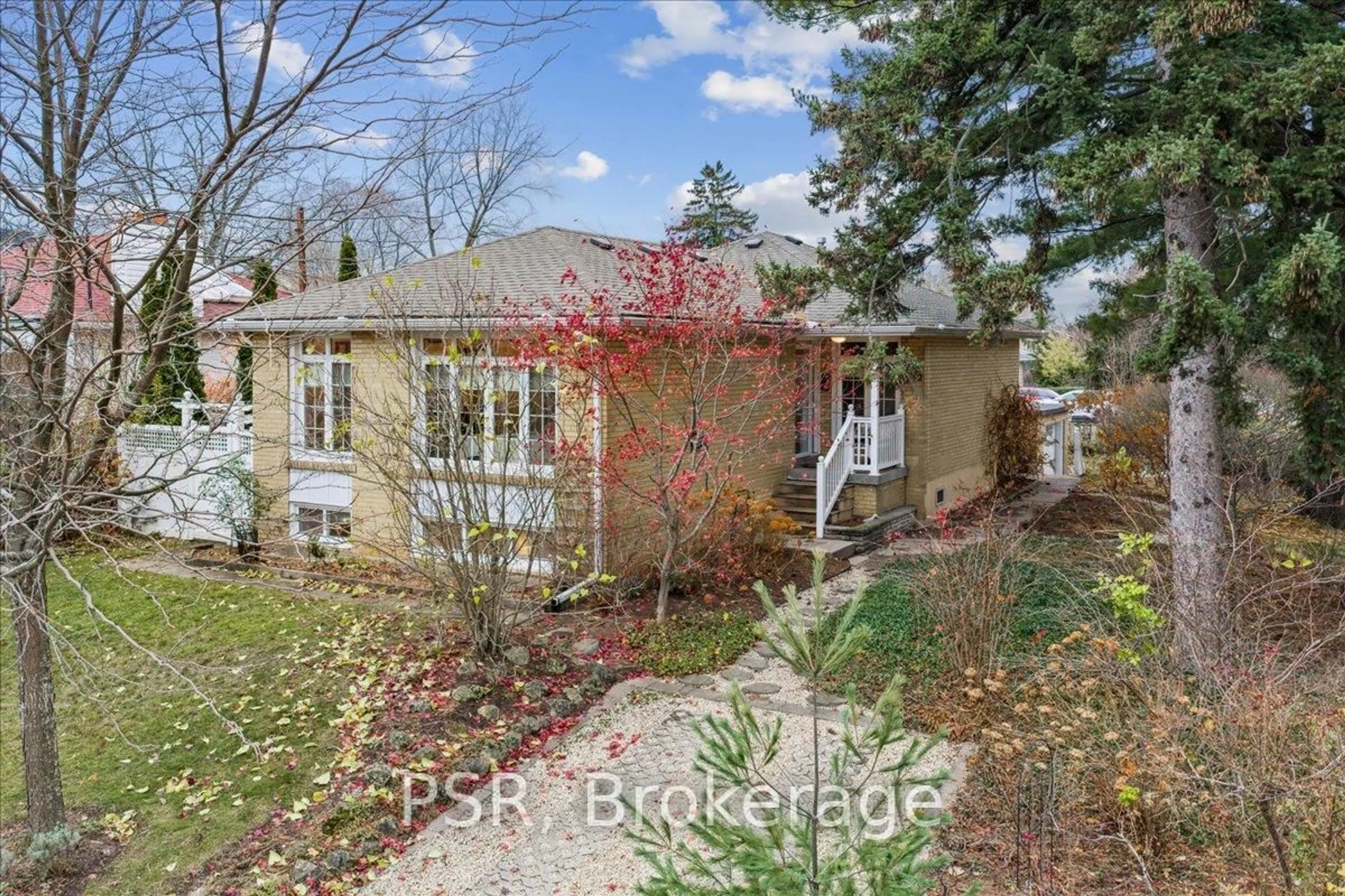 A pic from outside/outdoor area/front of a property/back of a property/a pic from drone, street for 402 Willis Dr, Oakville Ontario L6L 4V3