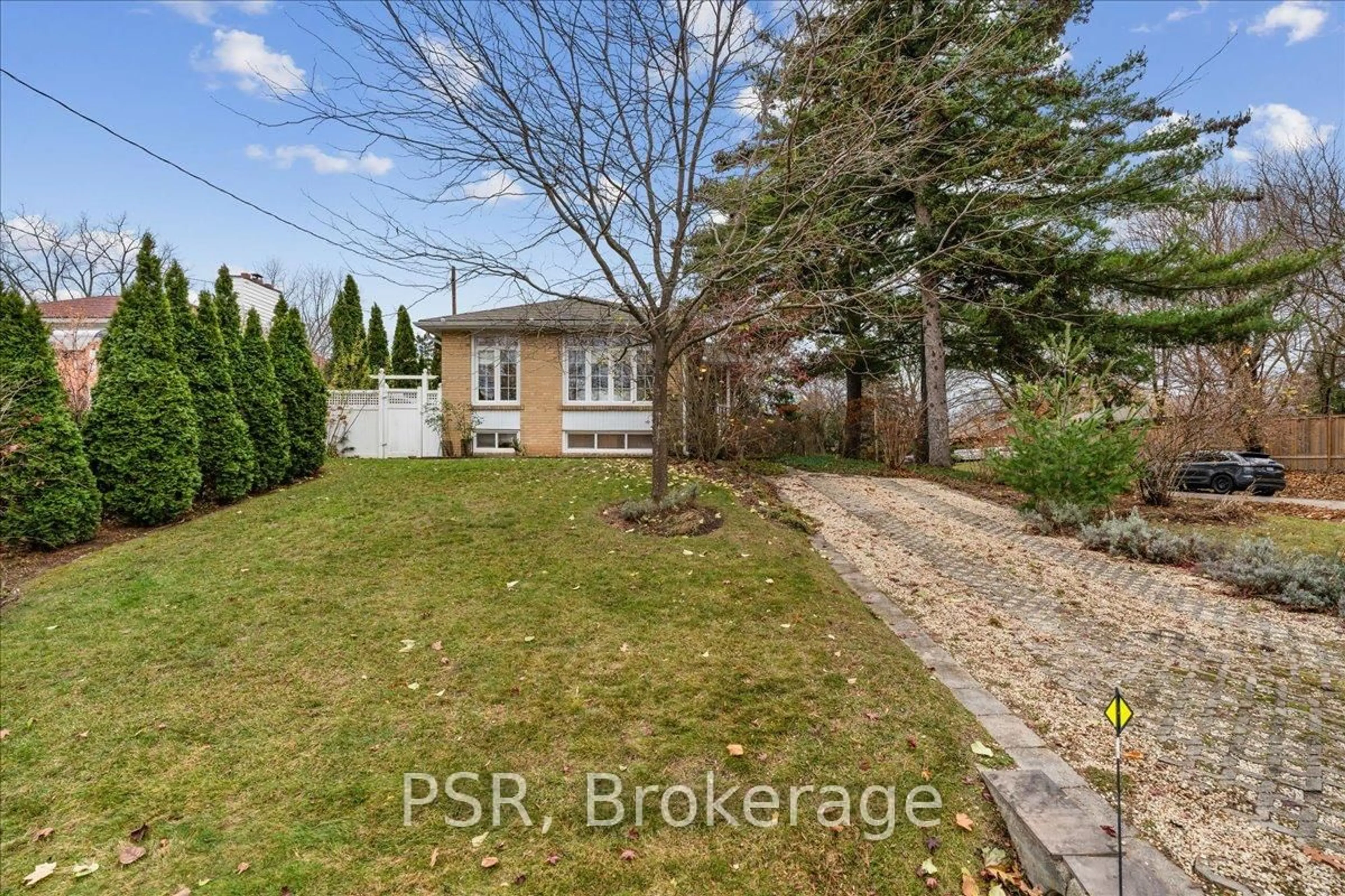 A pic from outside/outdoor area/front of a property/back of a property/a pic from drone, street for 402 Willis Dr, Oakville Ontario L6L 4V3