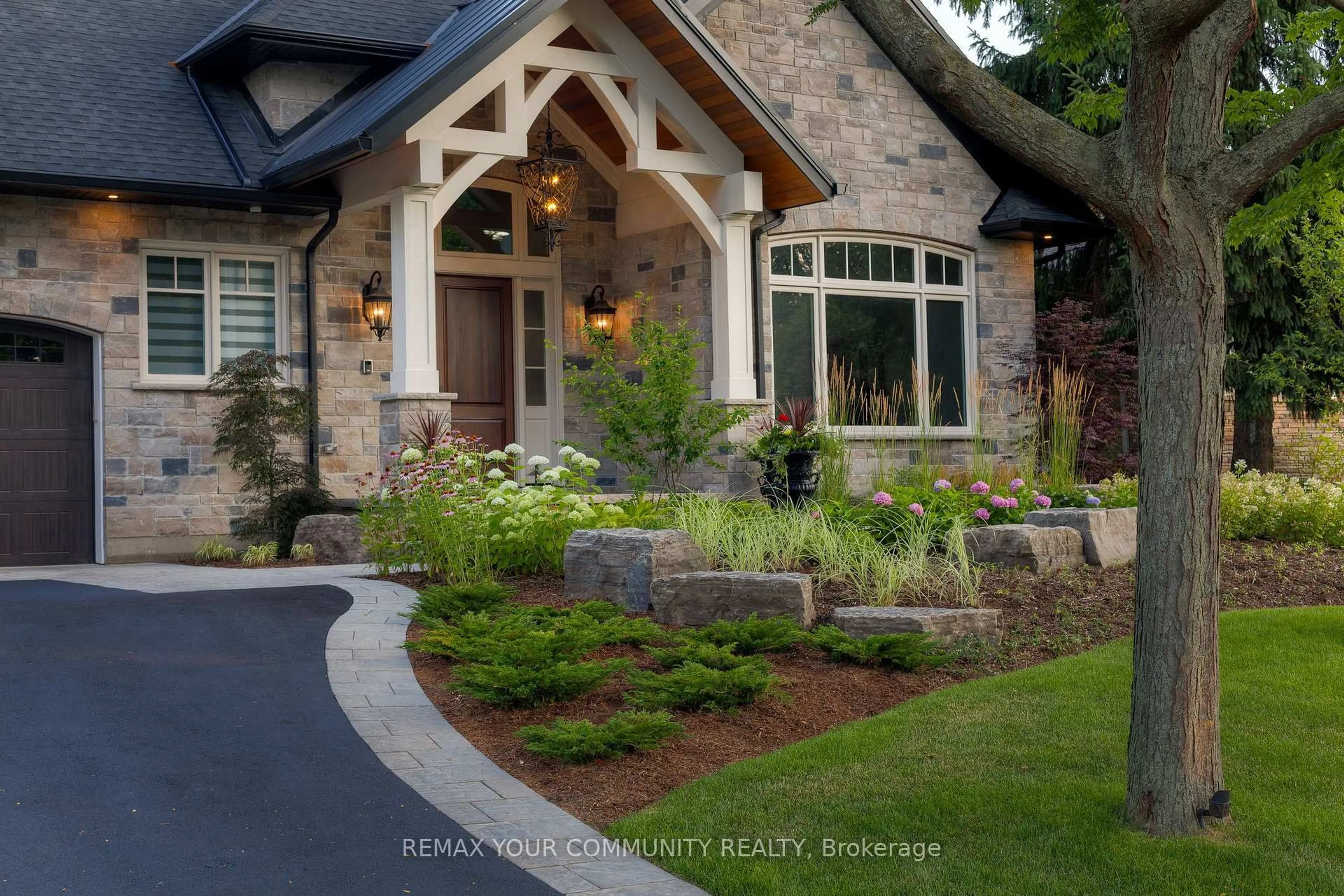 Indoor entryway for 1551 Warland Rd, Oakville Ontario L6L 1N4