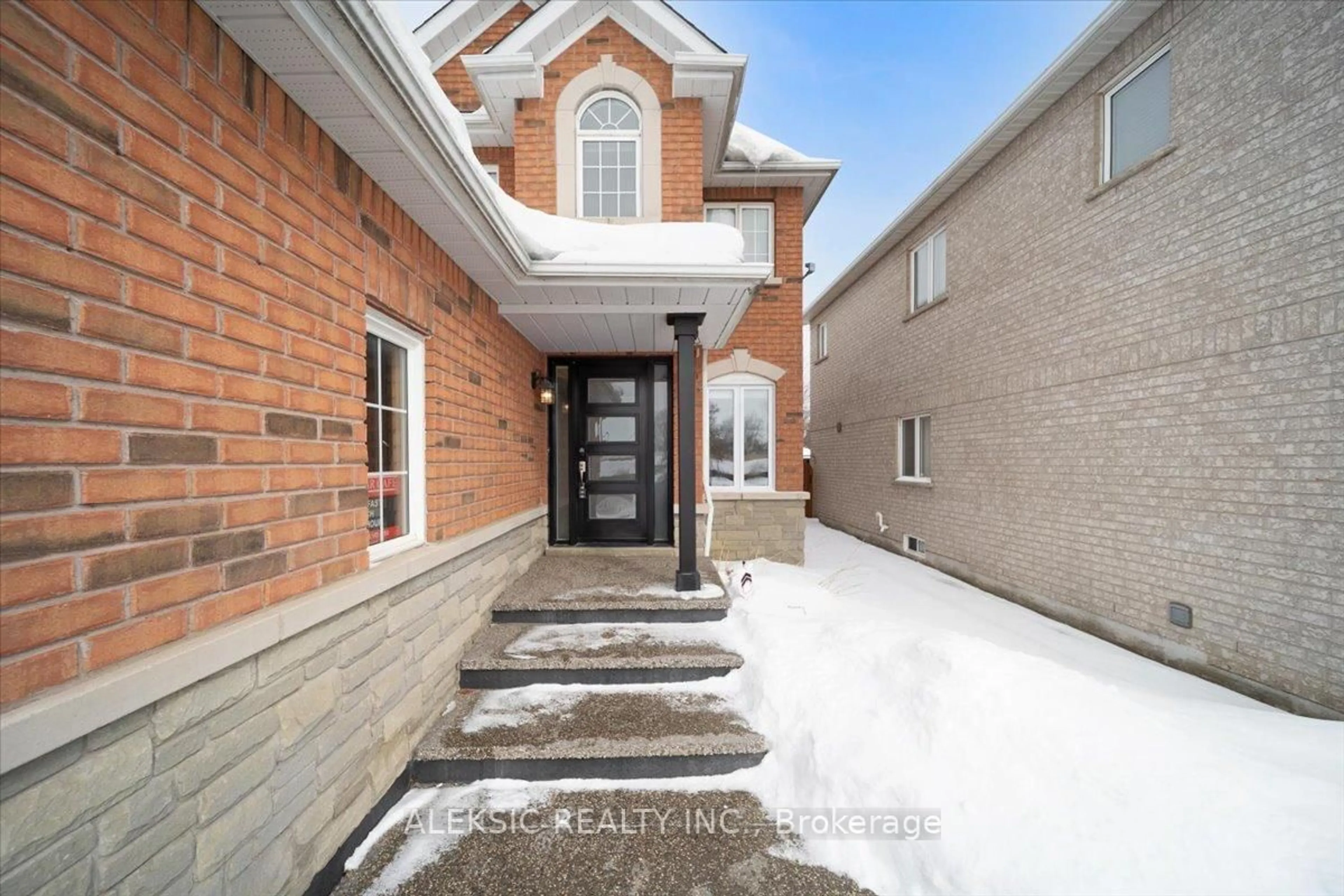 Home with brick exterior material, street for 33 Hillpath Cres, Brampton Ontario L6Z 4T7