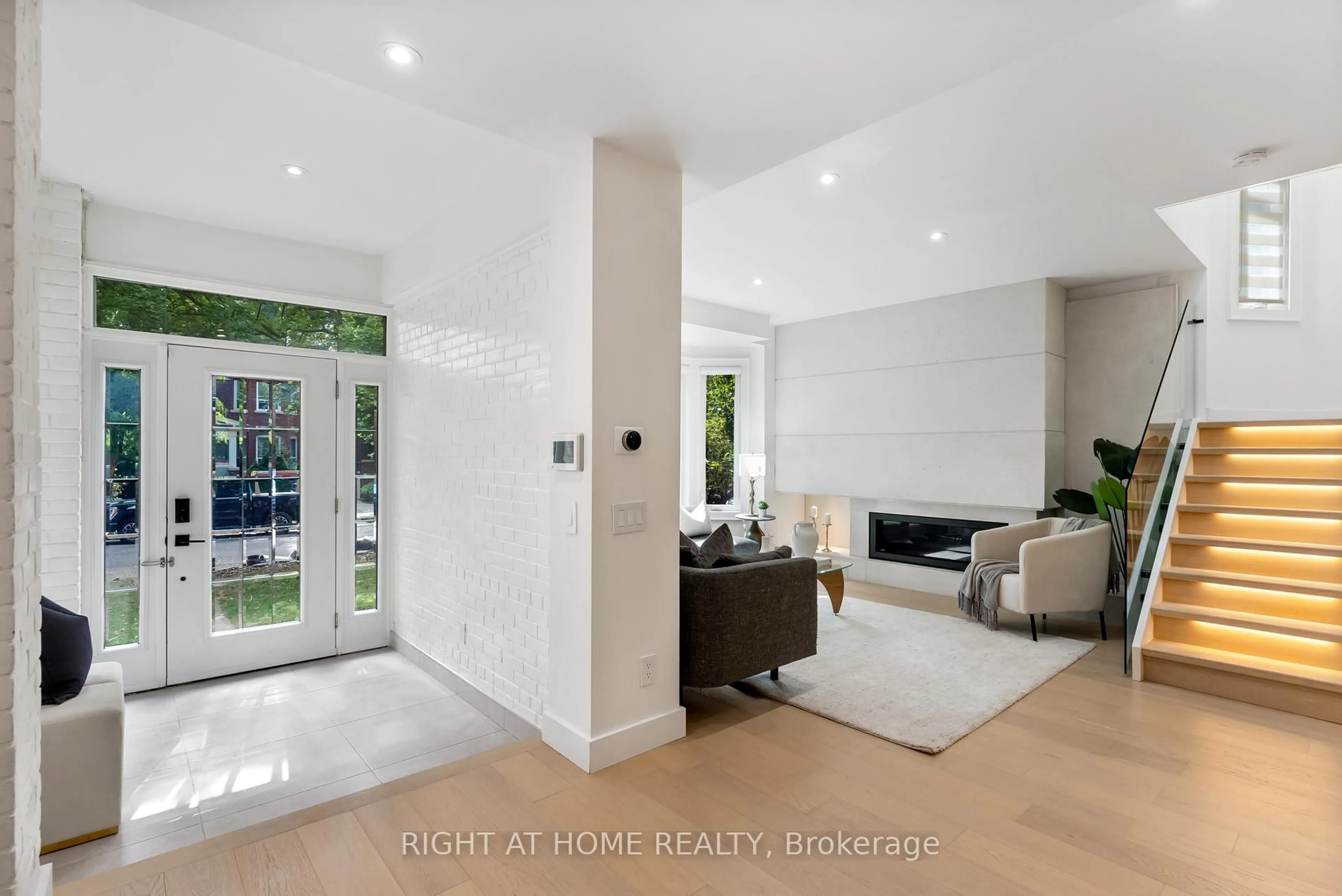 Indoor entryway for 46 Hewitt Ave, Toronto Ontario M6R 1Y3