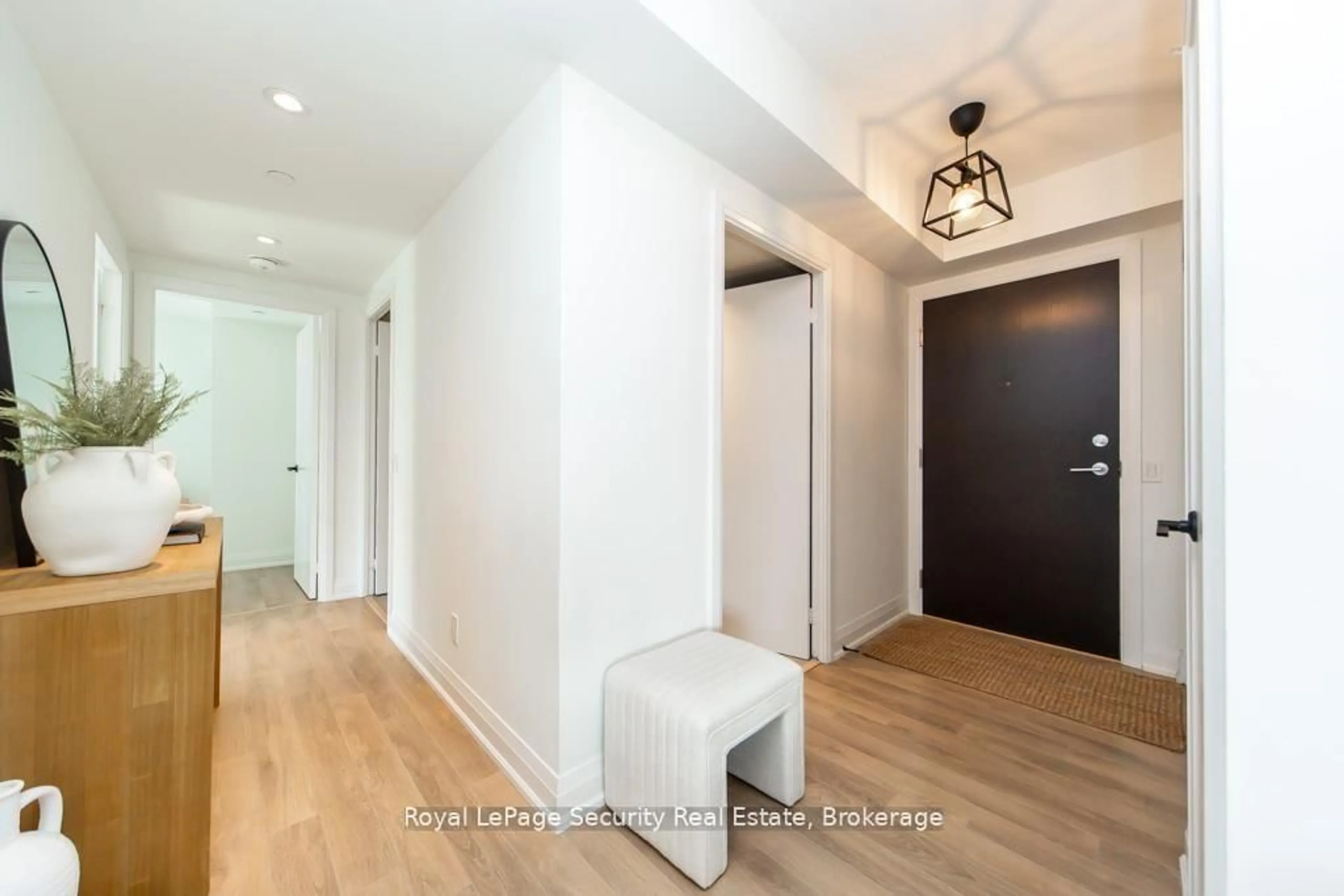 Indoor entryway for 1461 Lawrence Ave #2009, Toronto Ontario M6L 0A6