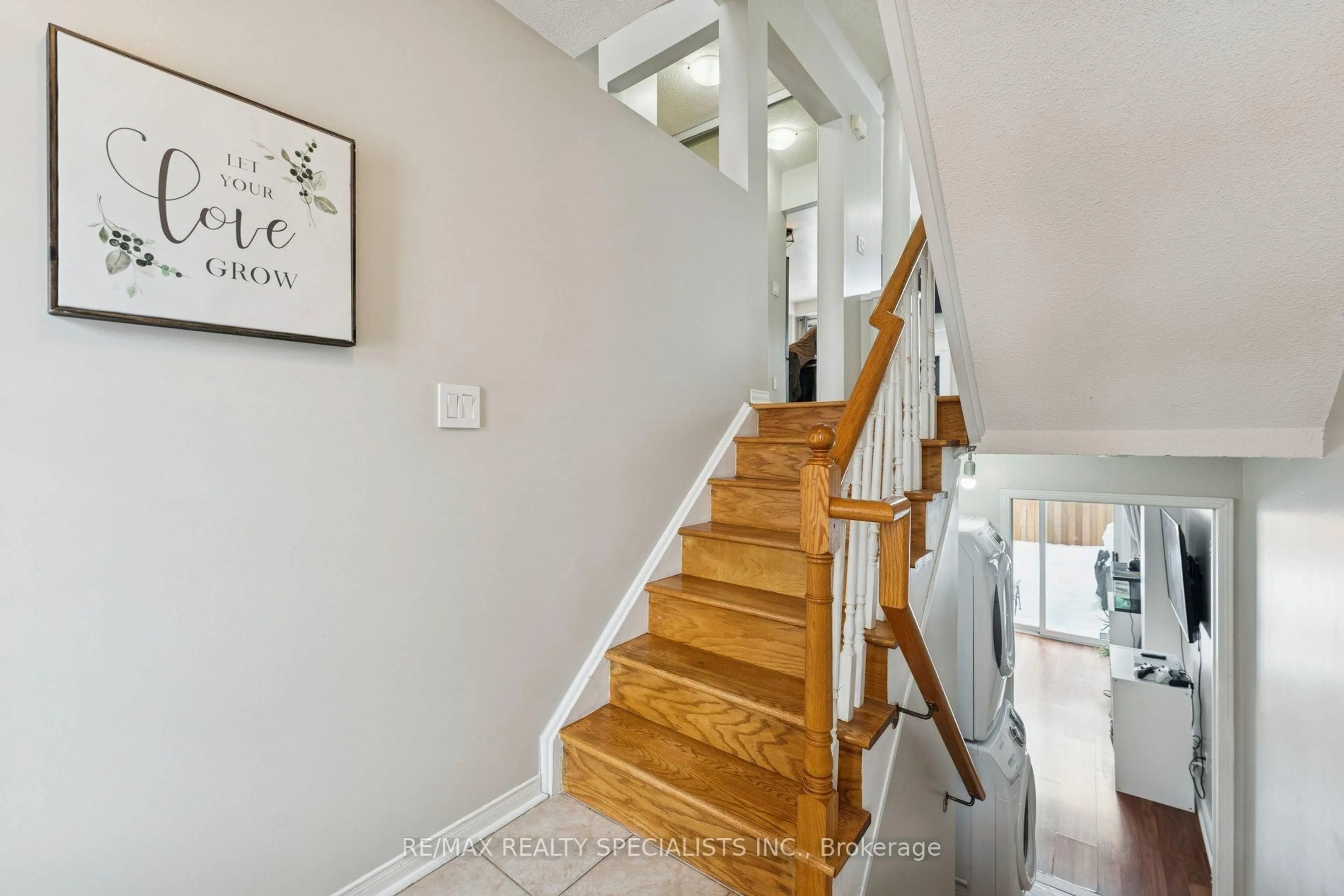 Indoor entryway for 57 Brickyard Way #51, Brampton Ontario L6V 4M3