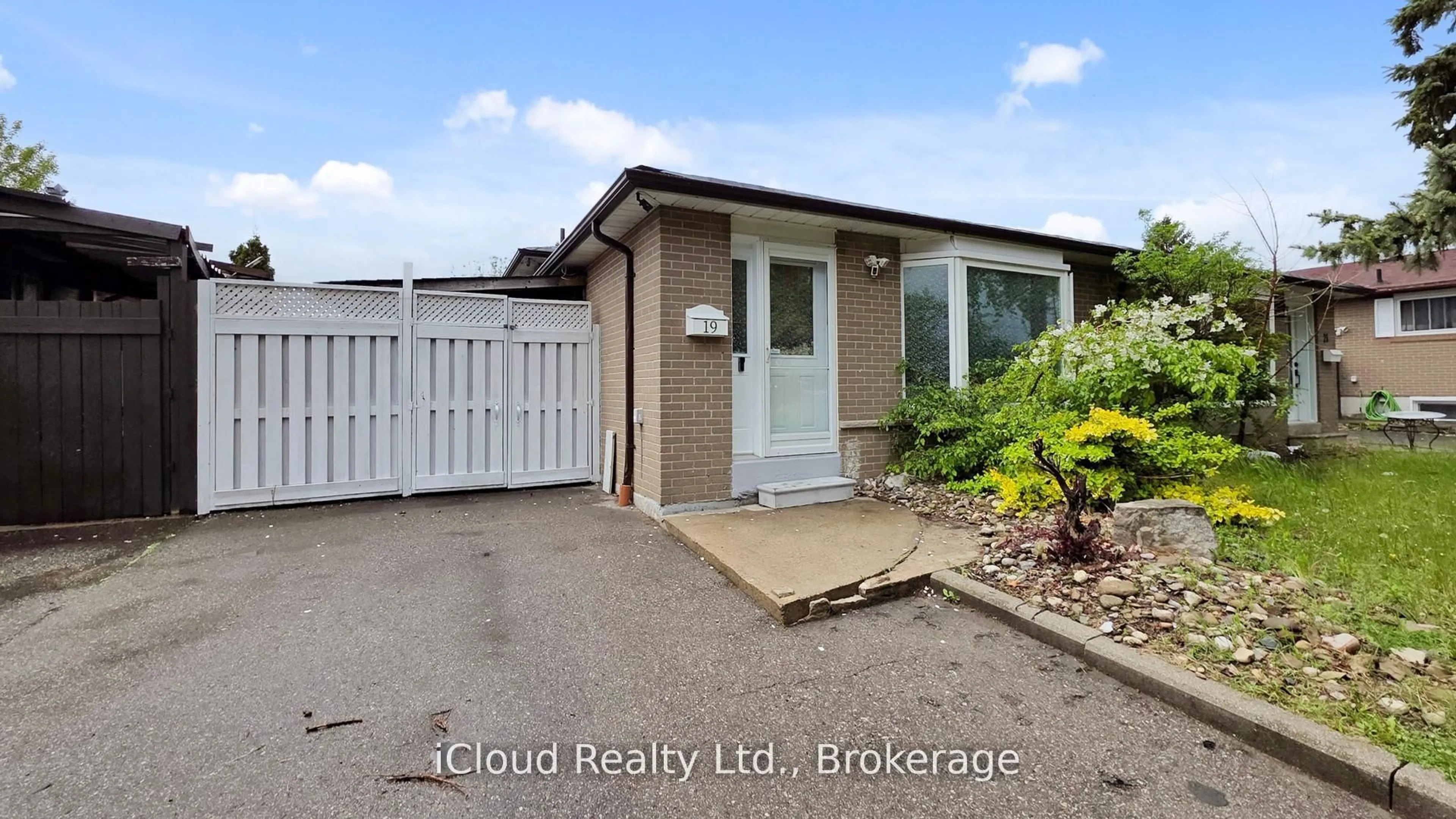 A pic from outside/outdoor area/front of a property/back of a property/a pic from drone, street for 19 Flamingo Cres, Brampton Ontario L6T 2G4