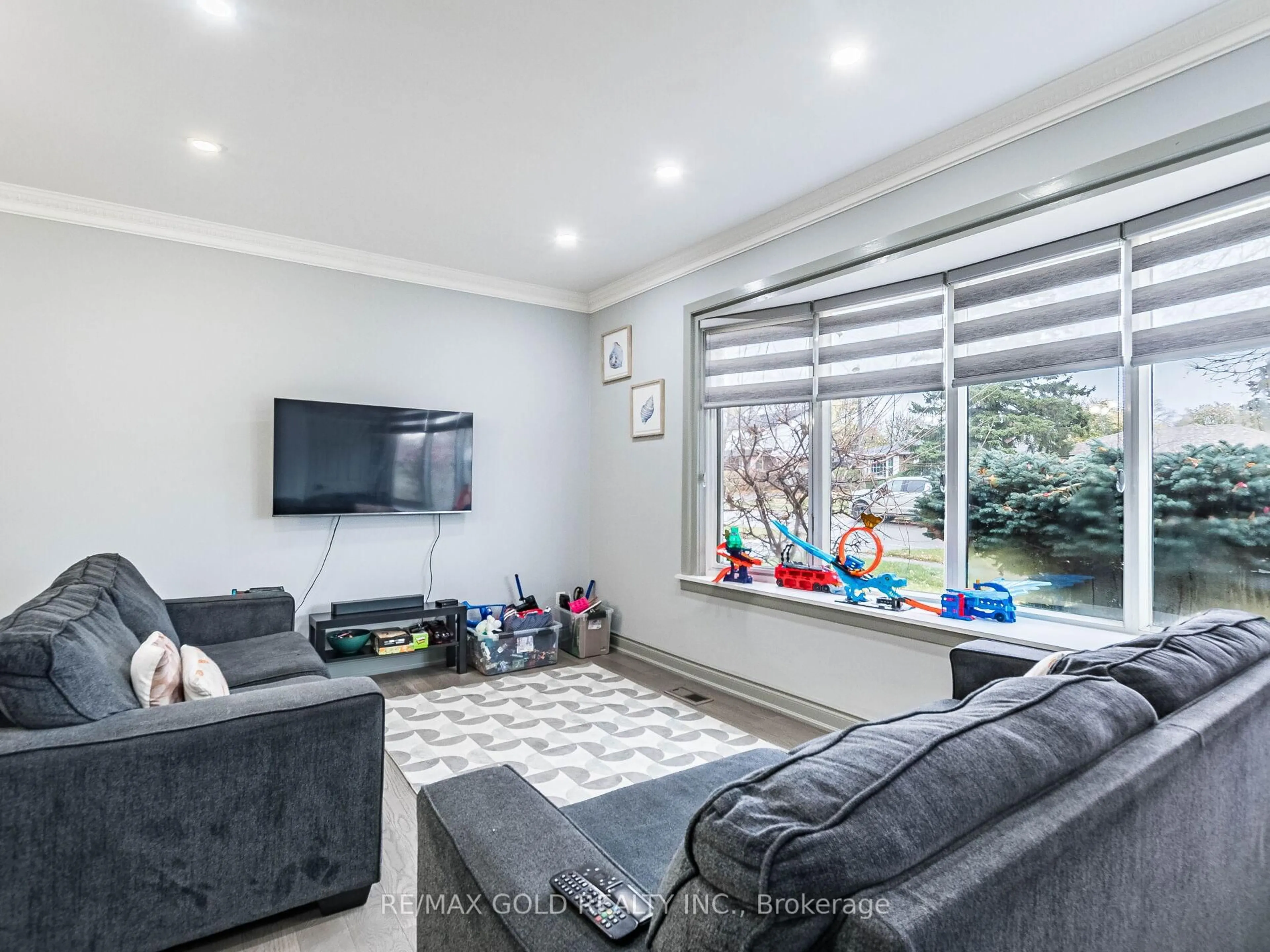 Living room with furniture, unknown for 38 Aintree Cres, Brampton Ontario L6T 2T3