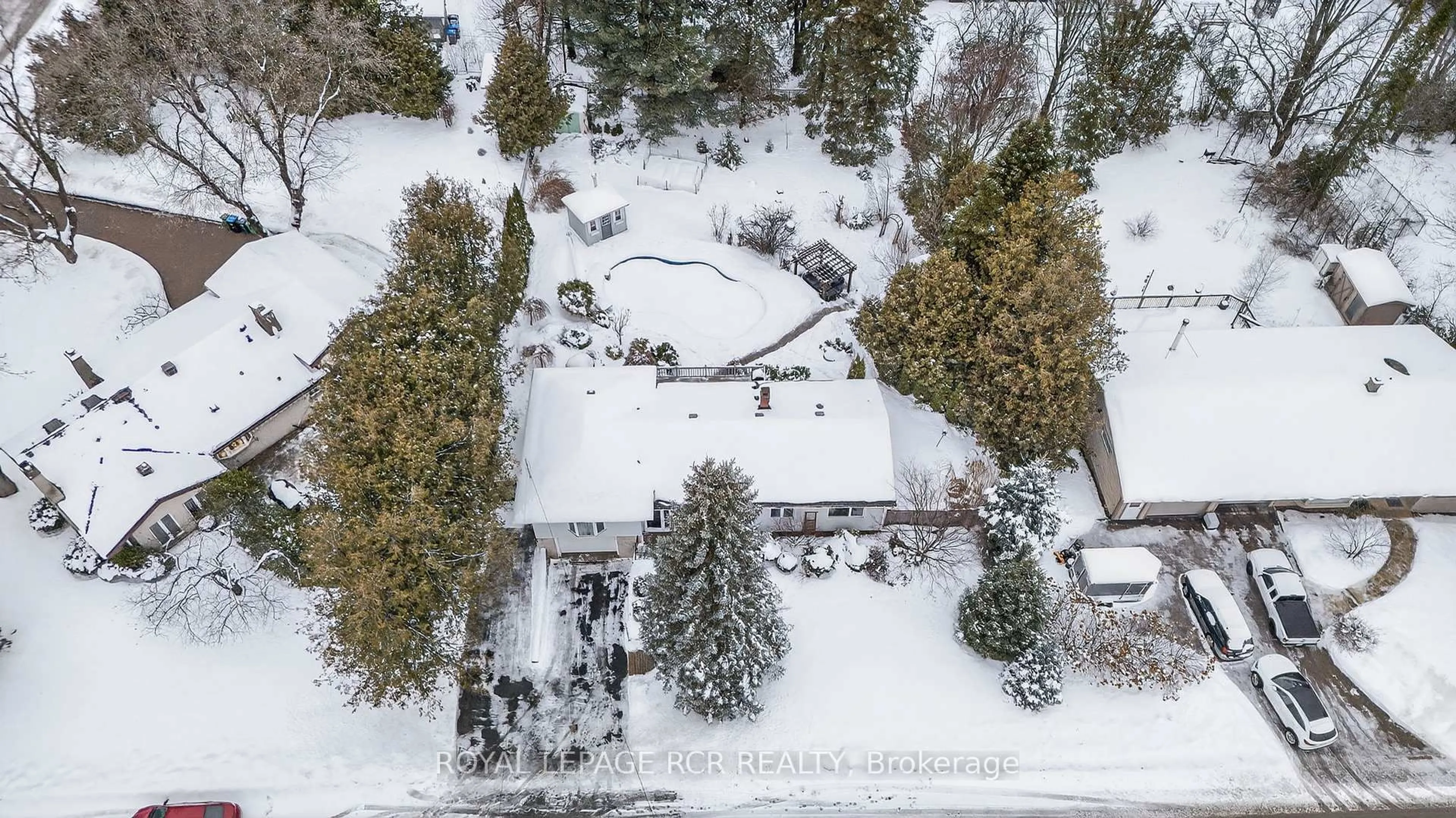 A pic from outside/outdoor area/front of a property/back of a property/a pic from drone, street for 11 Hilltop Dr, Caledon Ontario L7C 1K7