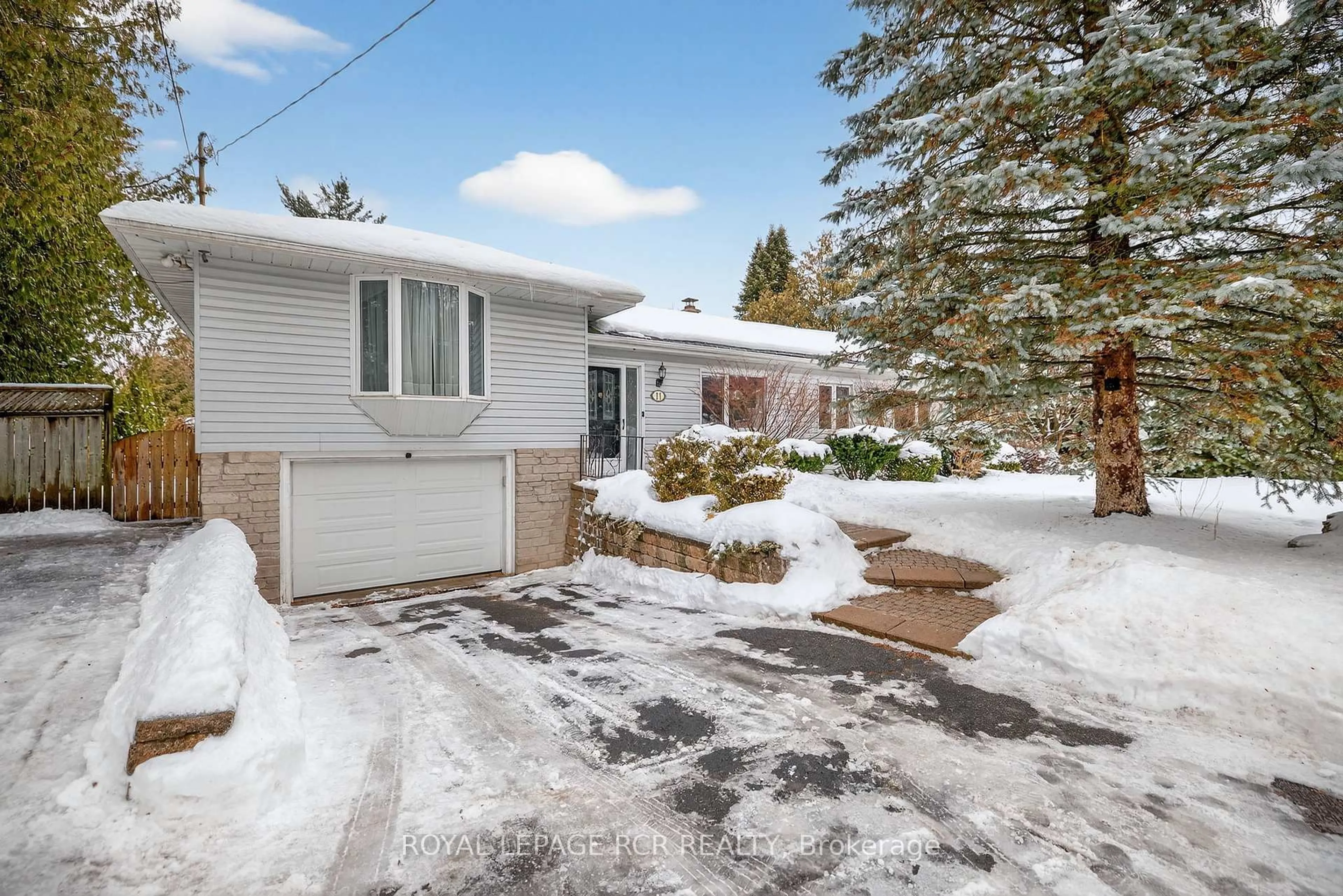 A pic from outside/outdoor area/front of a property/back of a property/a pic from drone, street for 11 Hilltop Dr, Caledon Ontario L7C 1K7