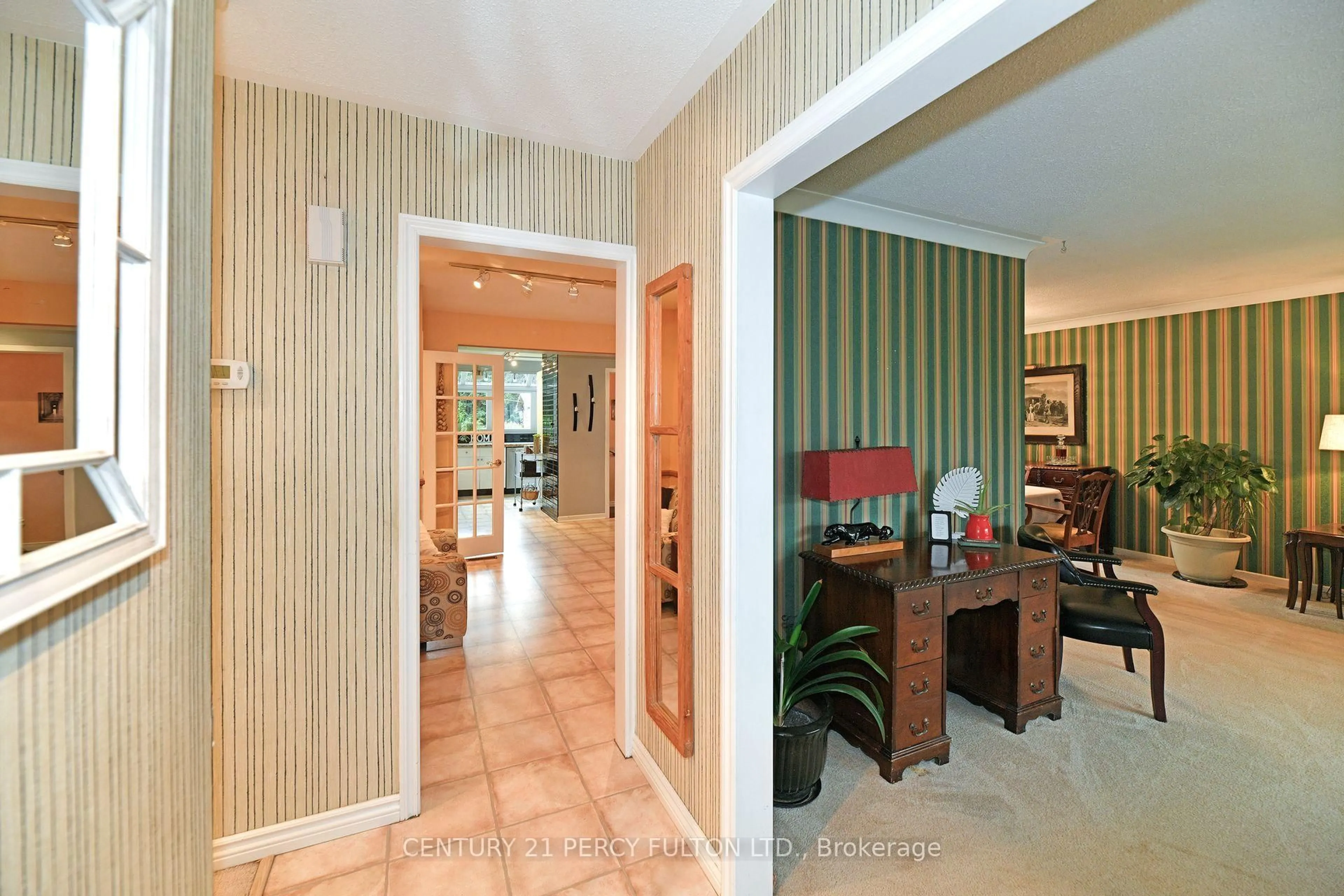 Indoor foyer for 10208 Tenth Line, Halton Hills Ontario L0P 1K0