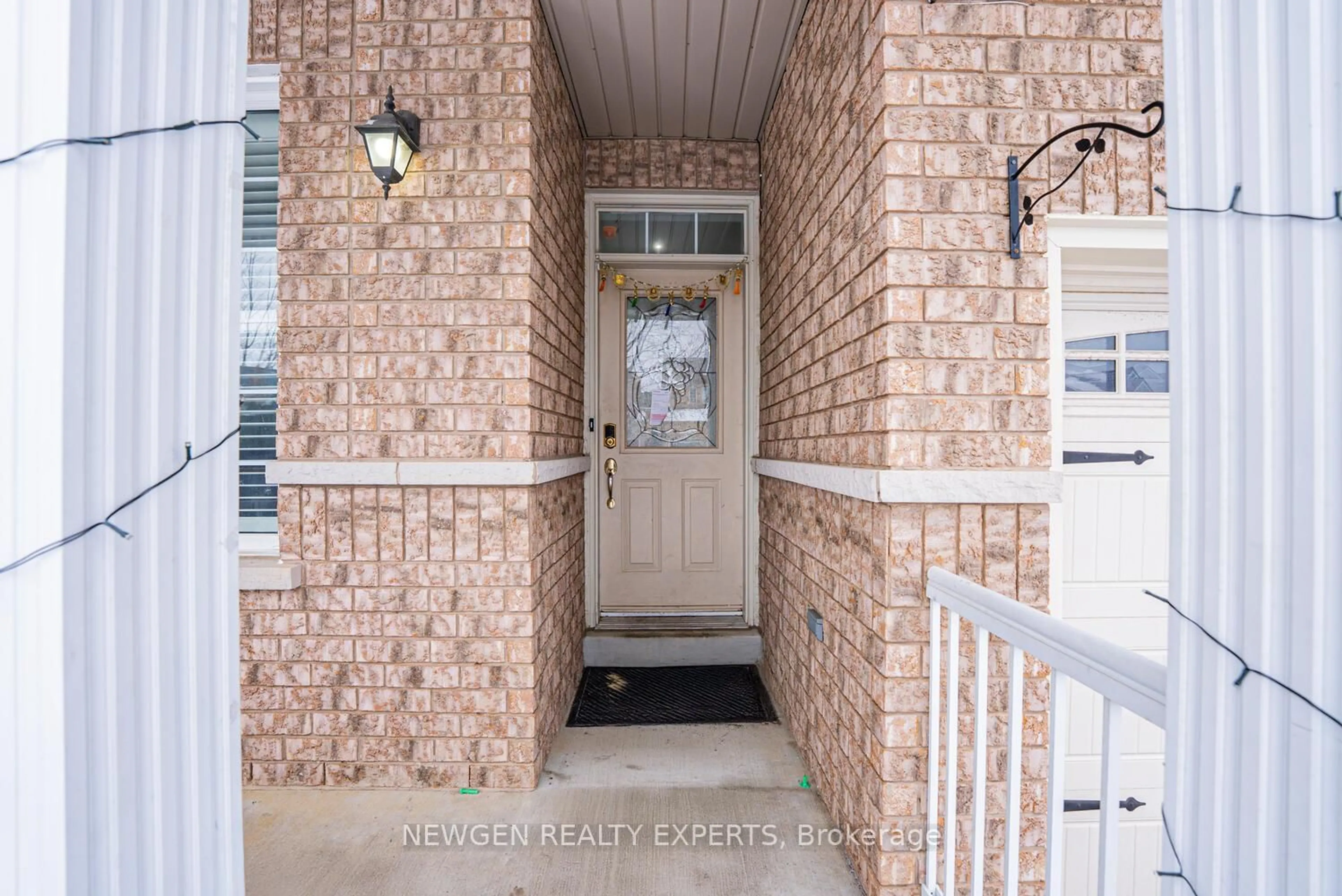 Indoor entryway for 321 Queen Mary Dr, Brampton Ontario L7A 3S6