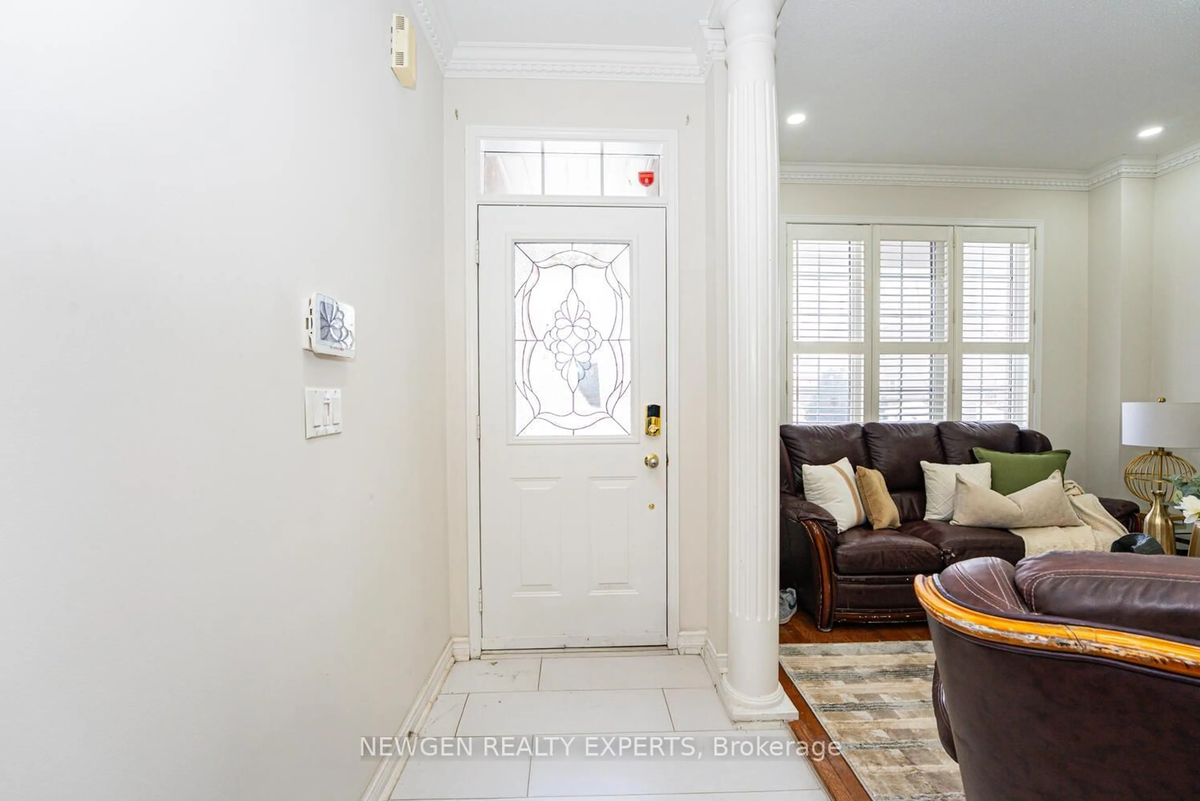 Indoor entryway for 321 Queen Mary Dr, Brampton Ontario L7A 3S6