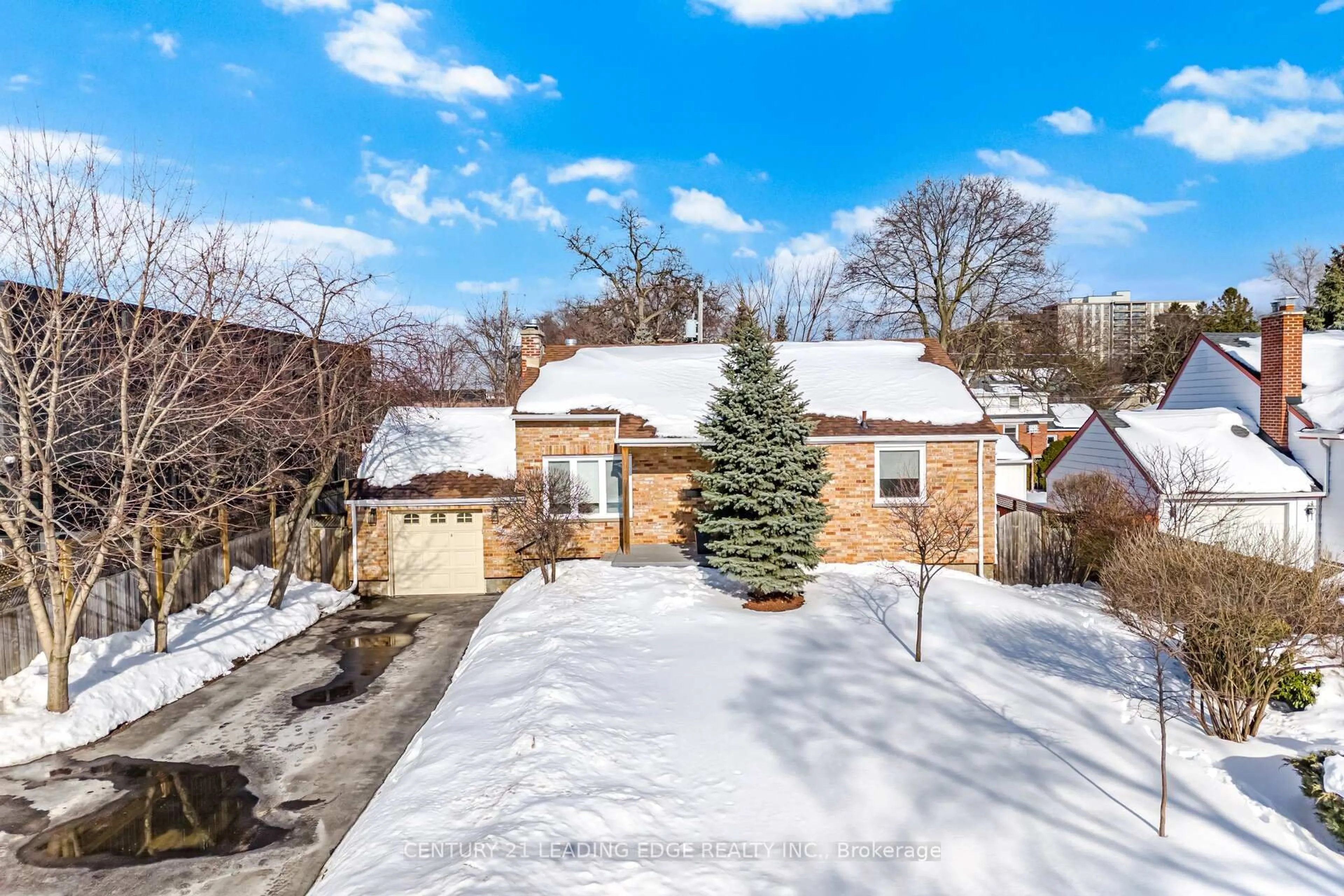 A pic from outside/outdoor area/front of a property/back of a property/a pic from drone, street for 979 Kingsway Dr, Burlington Ontario L7T 3J1