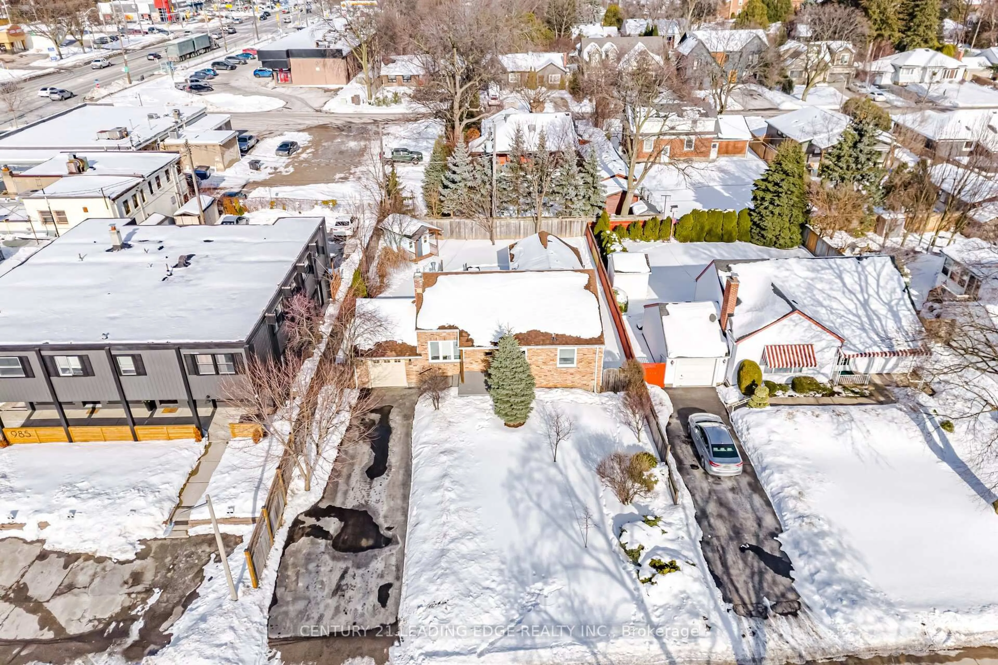 A pic from outside/outdoor area/front of a property/back of a property/a pic from drone, street for 979 Kingsway Dr, Burlington Ontario L7T 3J1