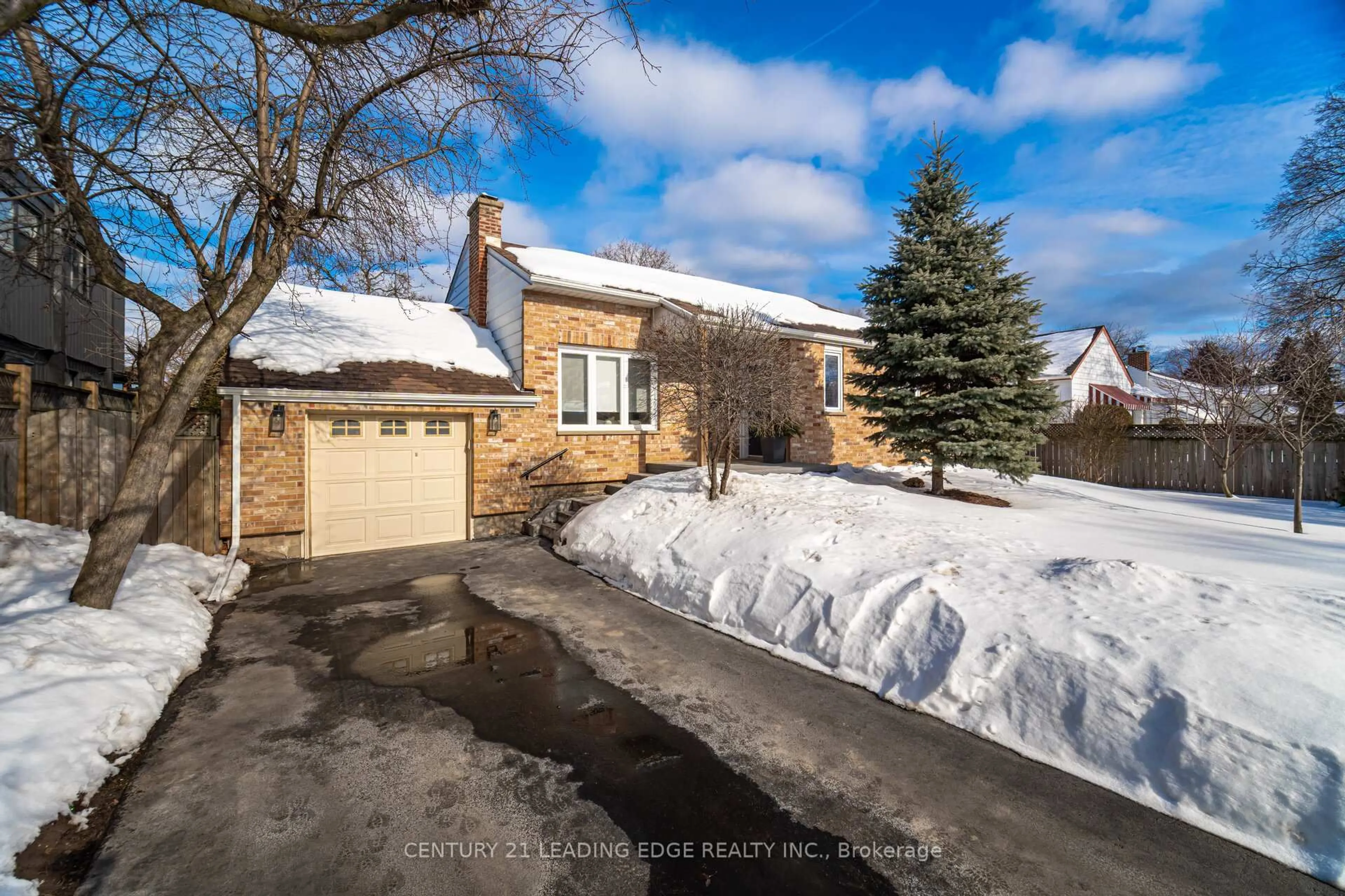 A pic from outside/outdoor area/front of a property/back of a property/a pic from drone, street for 979 Kingsway Dr, Burlington Ontario L7T 3J1