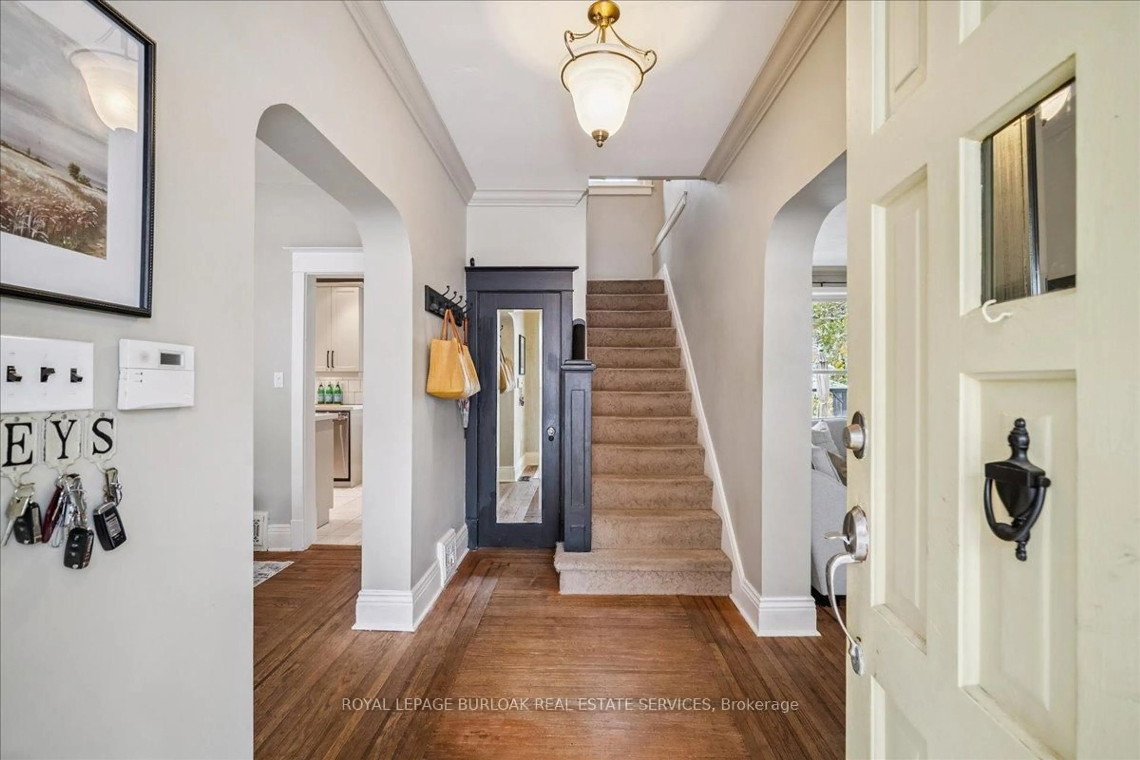 Indoor entryway for 263 Hart Ave, Burlington Ontario L7N 1P3