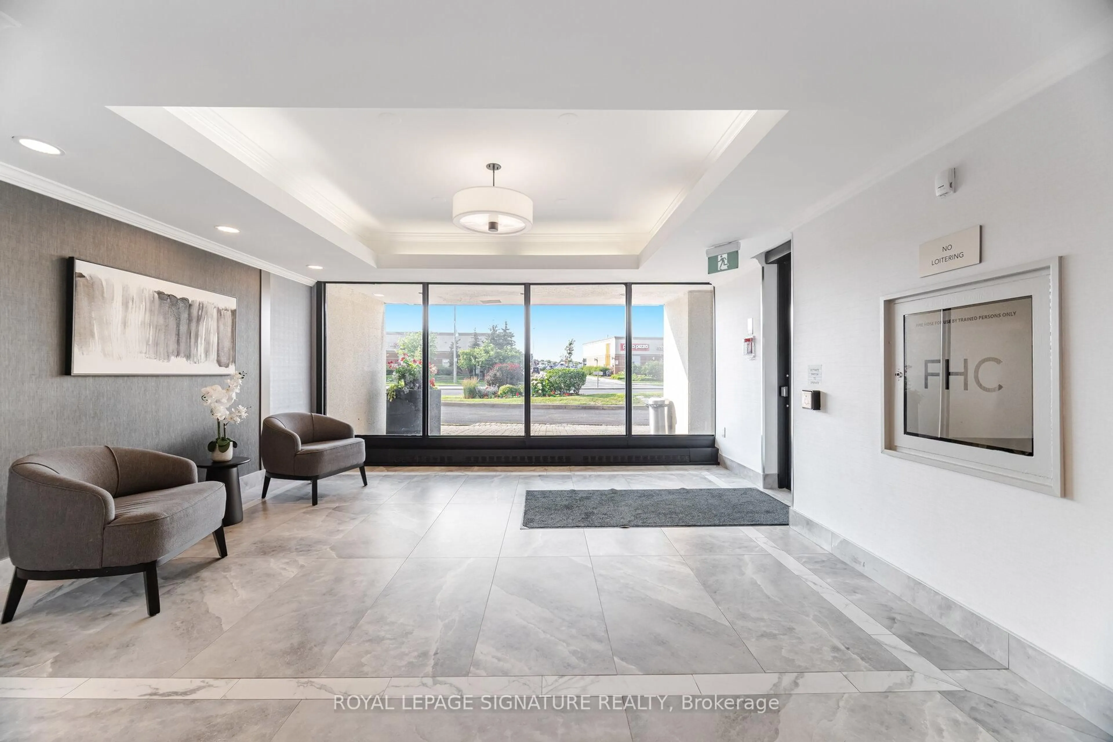 Indoor foyer for 2900 Battleford Rd #214, Mississauga Ontario L5N 2V9